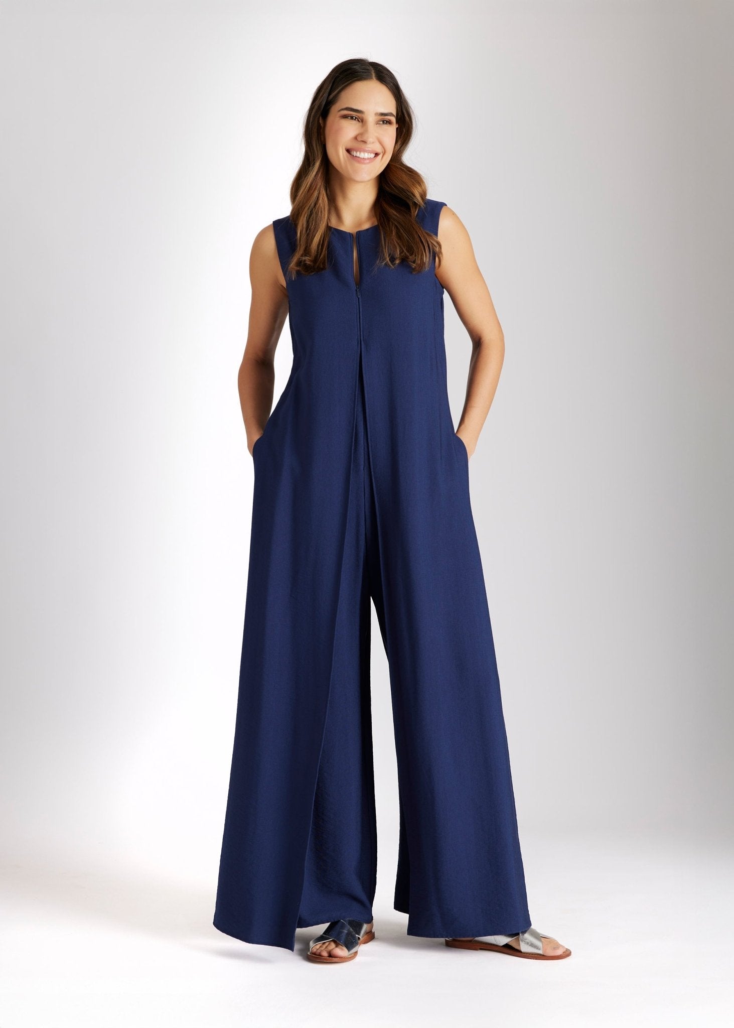 Ärmelloser Jumpsuit NUMSUI mit Rundhalsausschnitt, Faltendetail und Reißverschluss vorne in Dunkelblau