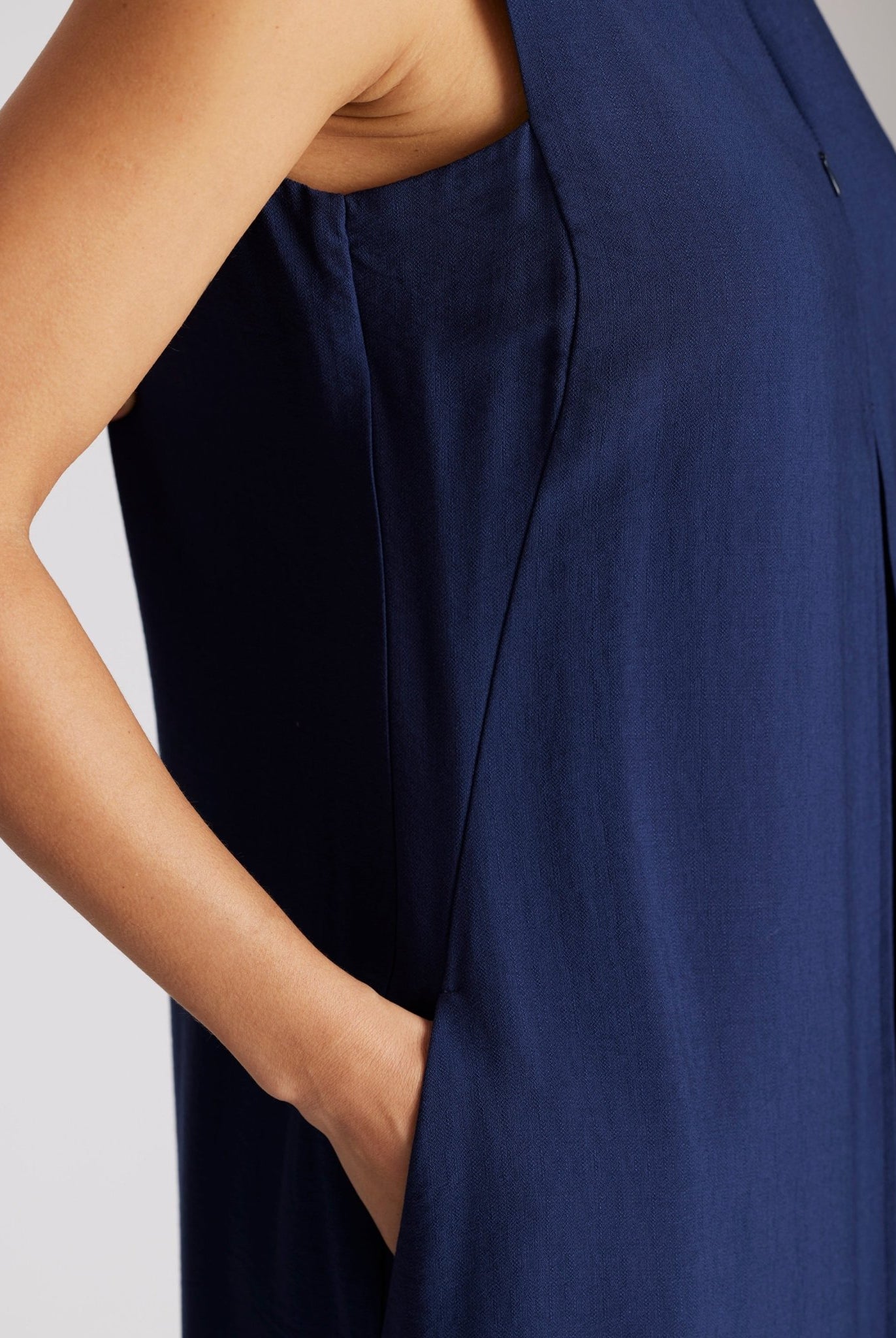 Ärmelloser Jumpsuit NUMSUI mit Rundhalsausschnitt, Faltendetail und Reißverschluss vorne in Dunkelblau