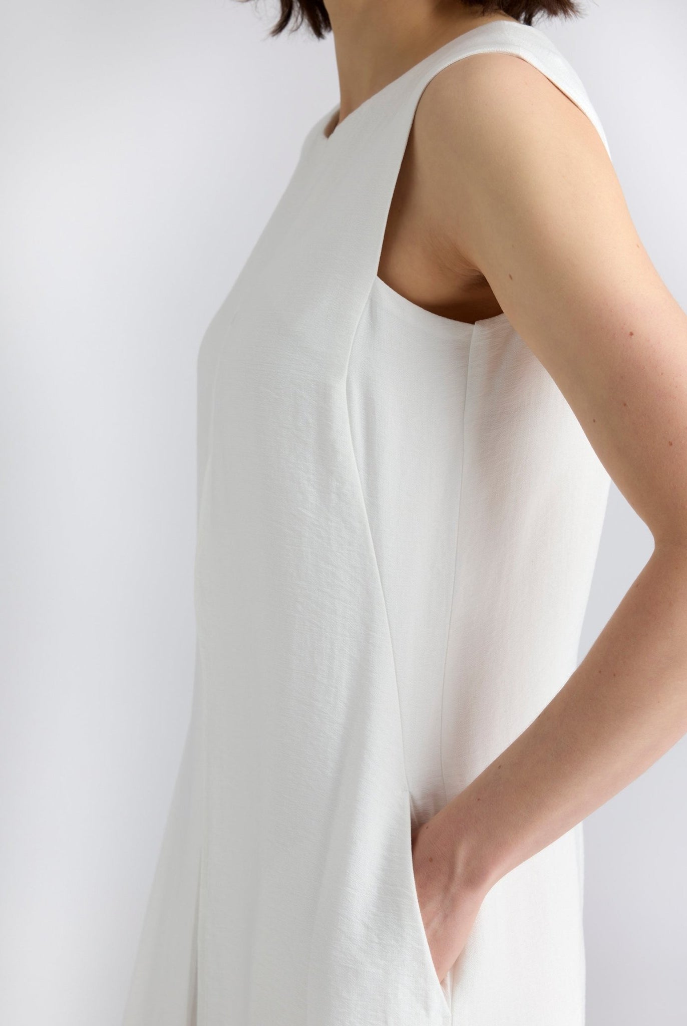 Ärmelloser Jumpsuit NUMSUI mit Rundhalsausschnitt, Faltendetail und Reißverschluss vorne in Weiß