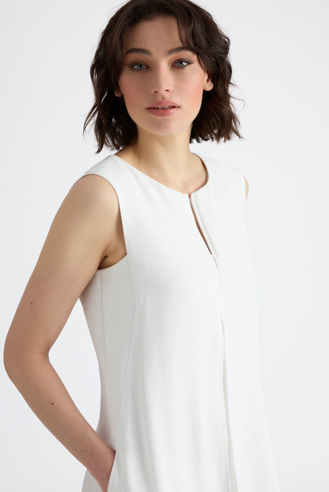 Ärmelloser Jumpsuit NUMSUI mit Rundhalsausschnitt, Faltendetail und Reißverschluss vorne in Weiß