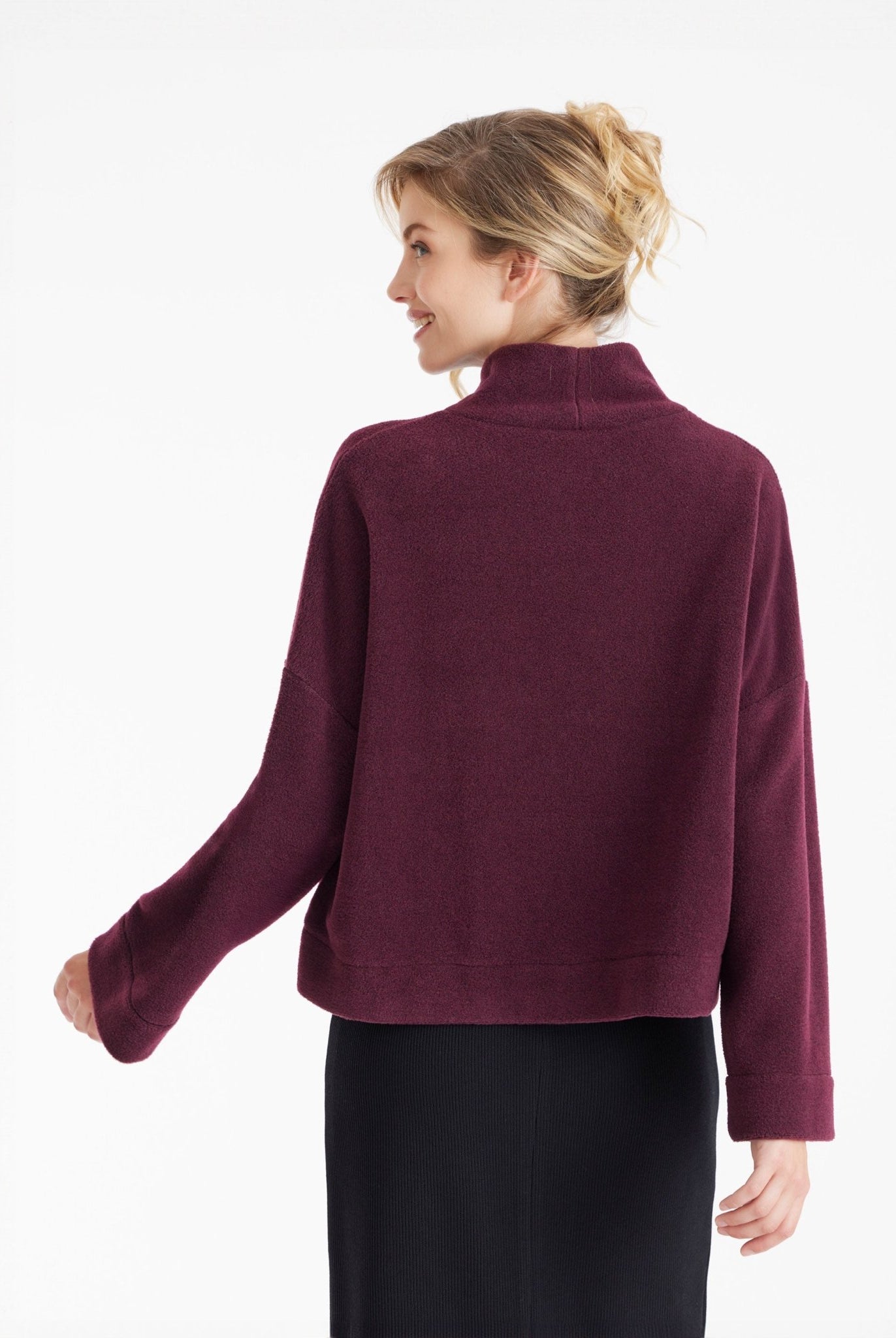 Weiter Pullover SUKATO mit Stehkragen und langen, weiten Armen in Dunkelrot