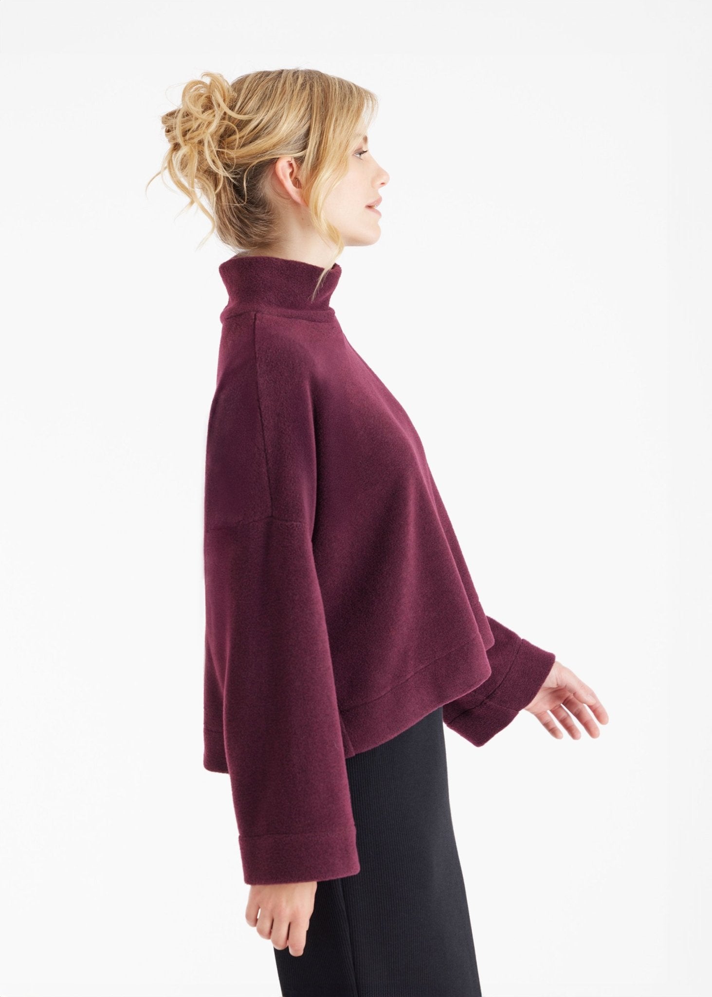 Weiter Pullover SUKATO mit Stehkragen und langen, weiten Armen in Dunkelrot