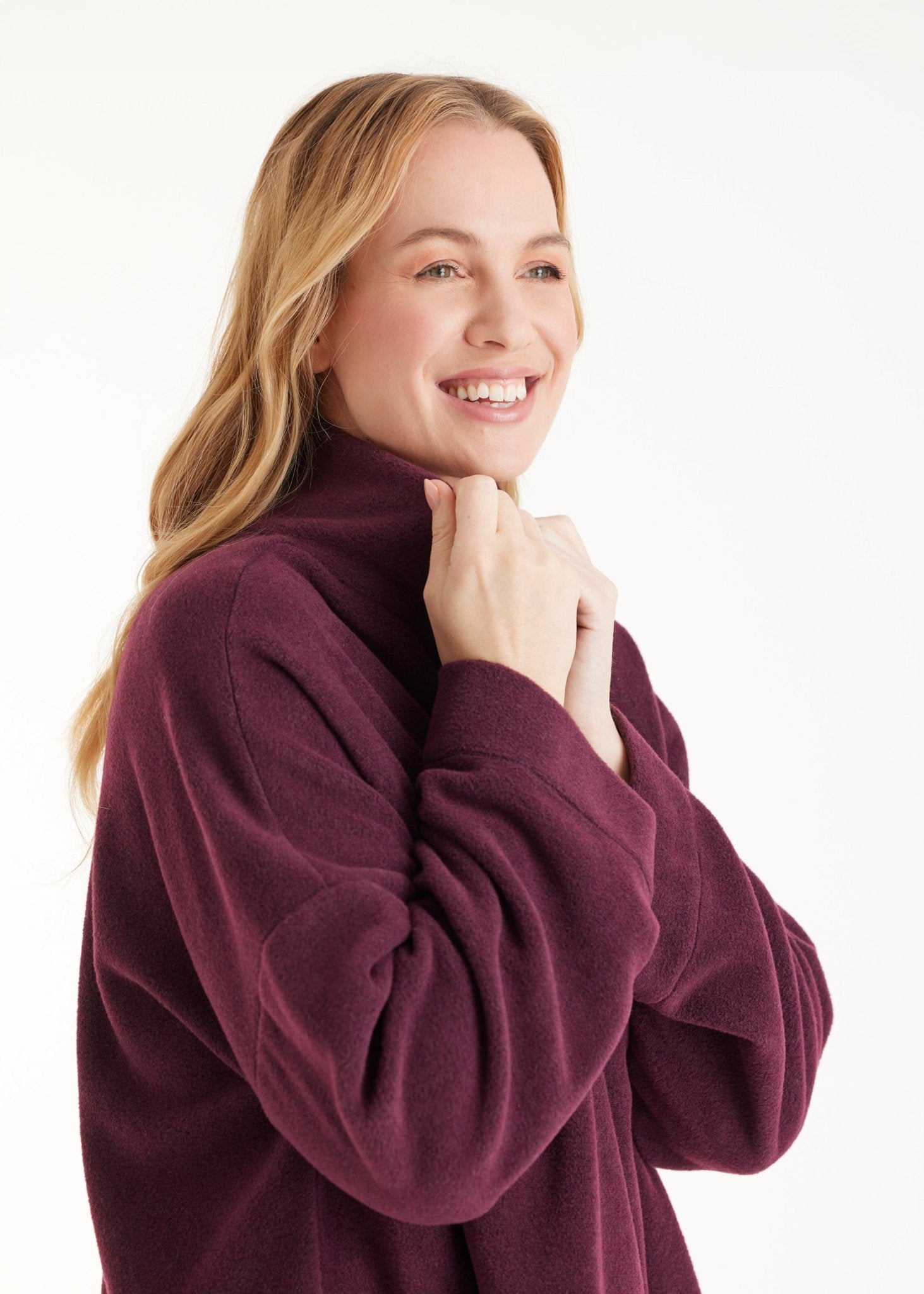 Weiter Pullover SUKATO mit Stehkragen und langen, weiten Armen in Dunkelrot