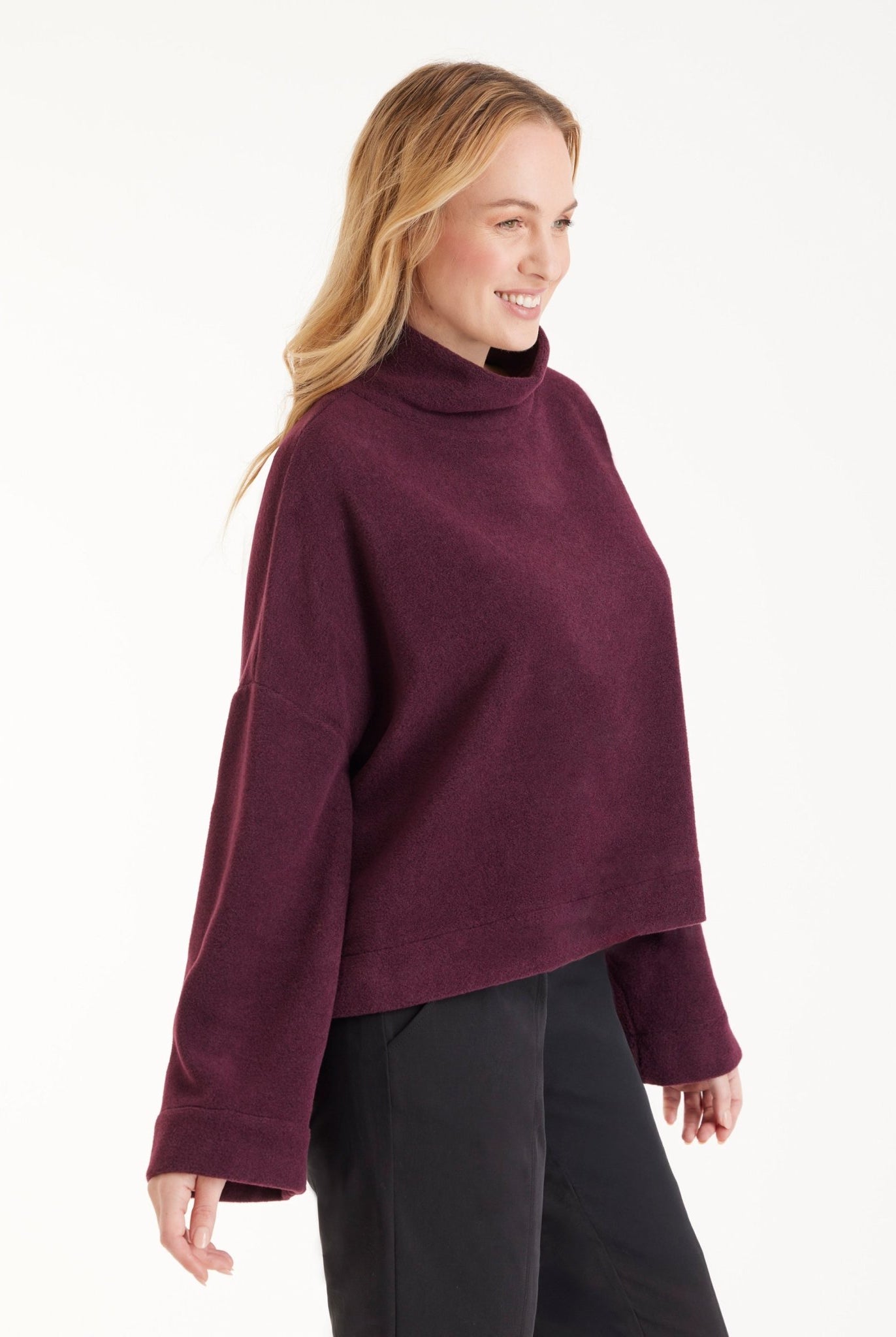 Weiter Pullover SUKATO mit Stehkragen und langen, weiten Armen in Dunkelrot
