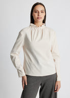 Gerade Bluse BLYNA gerafftem, hohen Kragen und langen Ärmeln in Beige
