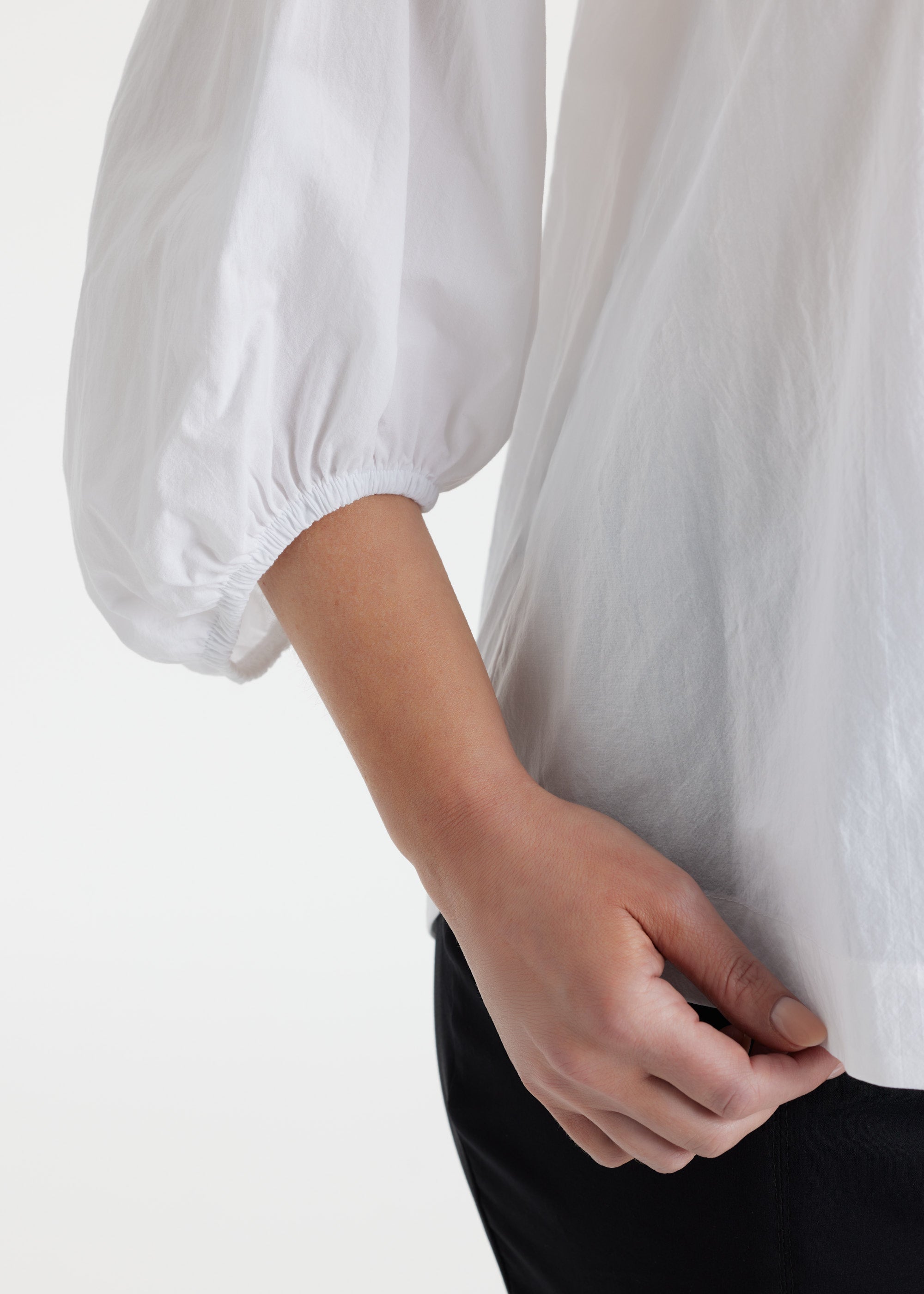 Bluse BLOMBERGA mit Knopfleiste, 3/4-Ärmeln und abgerundetem Saum in Weiß