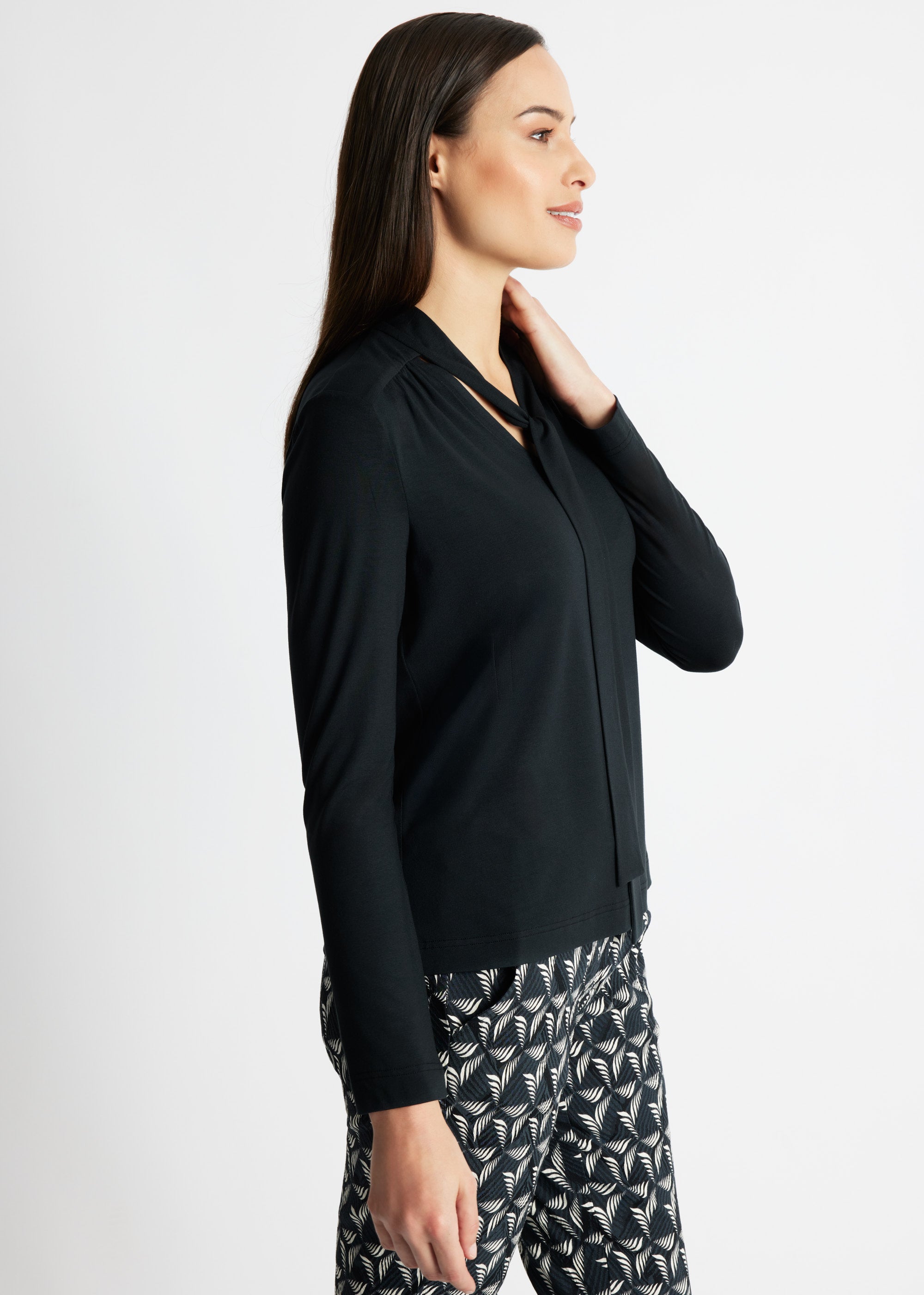 Legeres Shirt CELYNA mit Bindedetail am V-Ausschnitt und langen Ärmeln in Schwarz