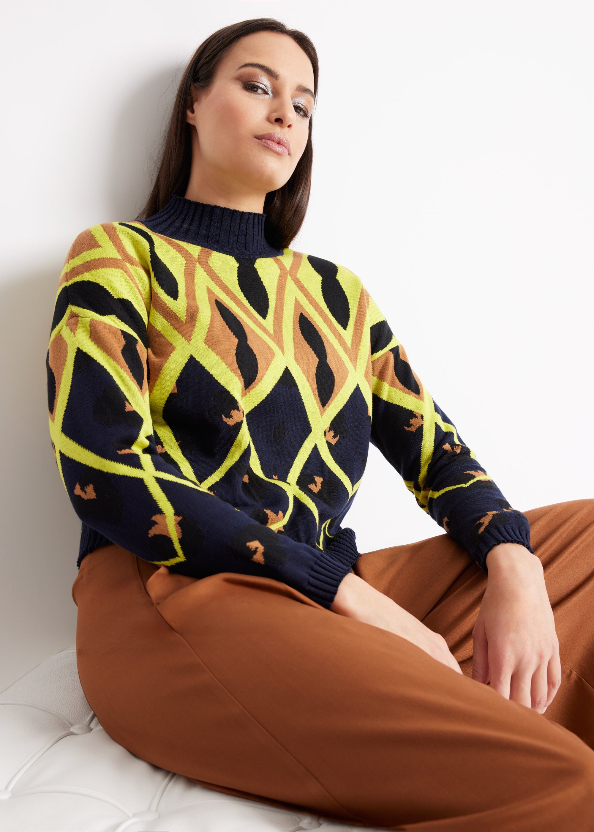 Gerader Strickpullover DARIBO mit hohem Kragen, langen Ärmeln und gelbem Muster