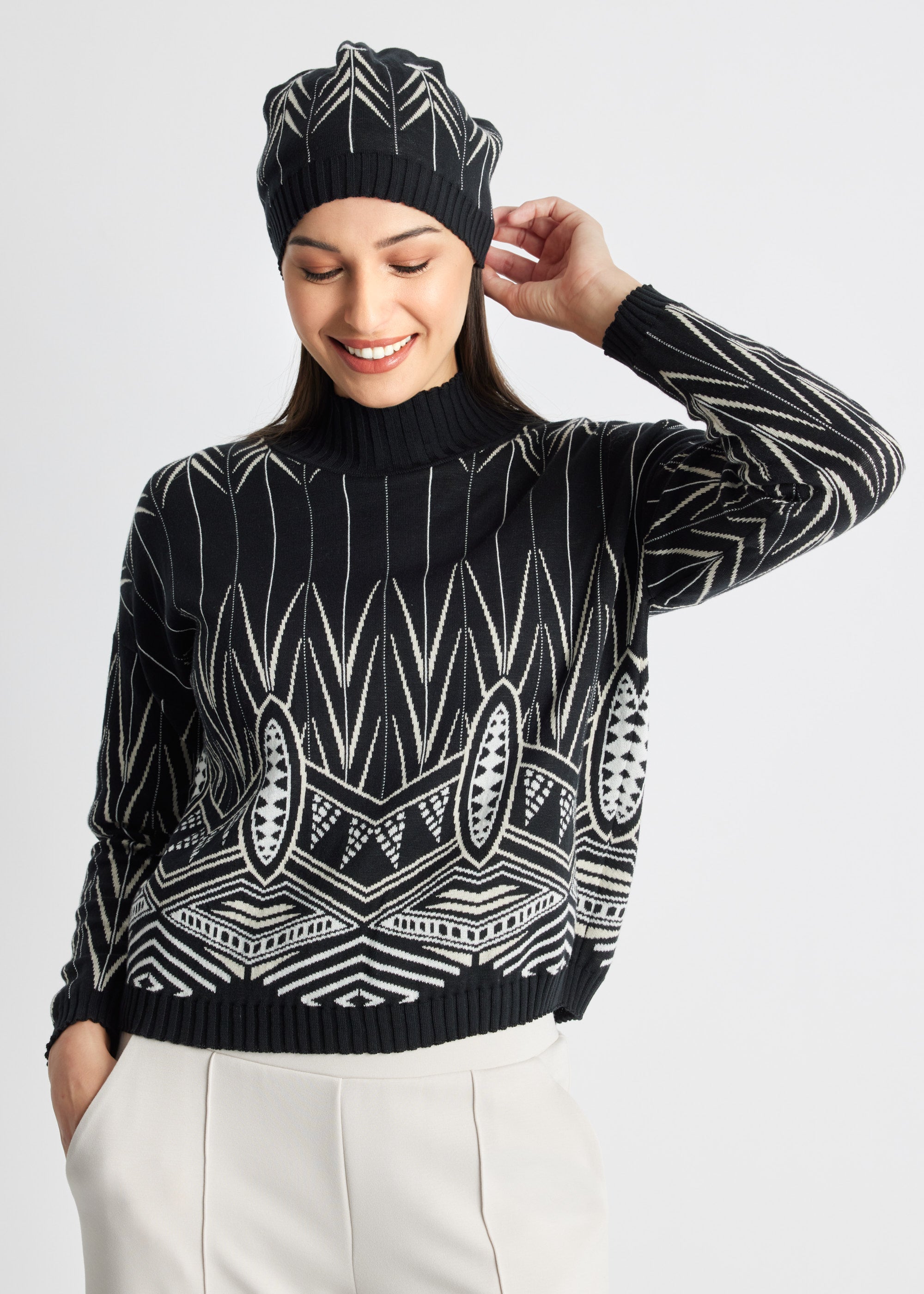 Schmale Strickmütze DAMULA mit Rippbündchen und schwarz-weißem Muster