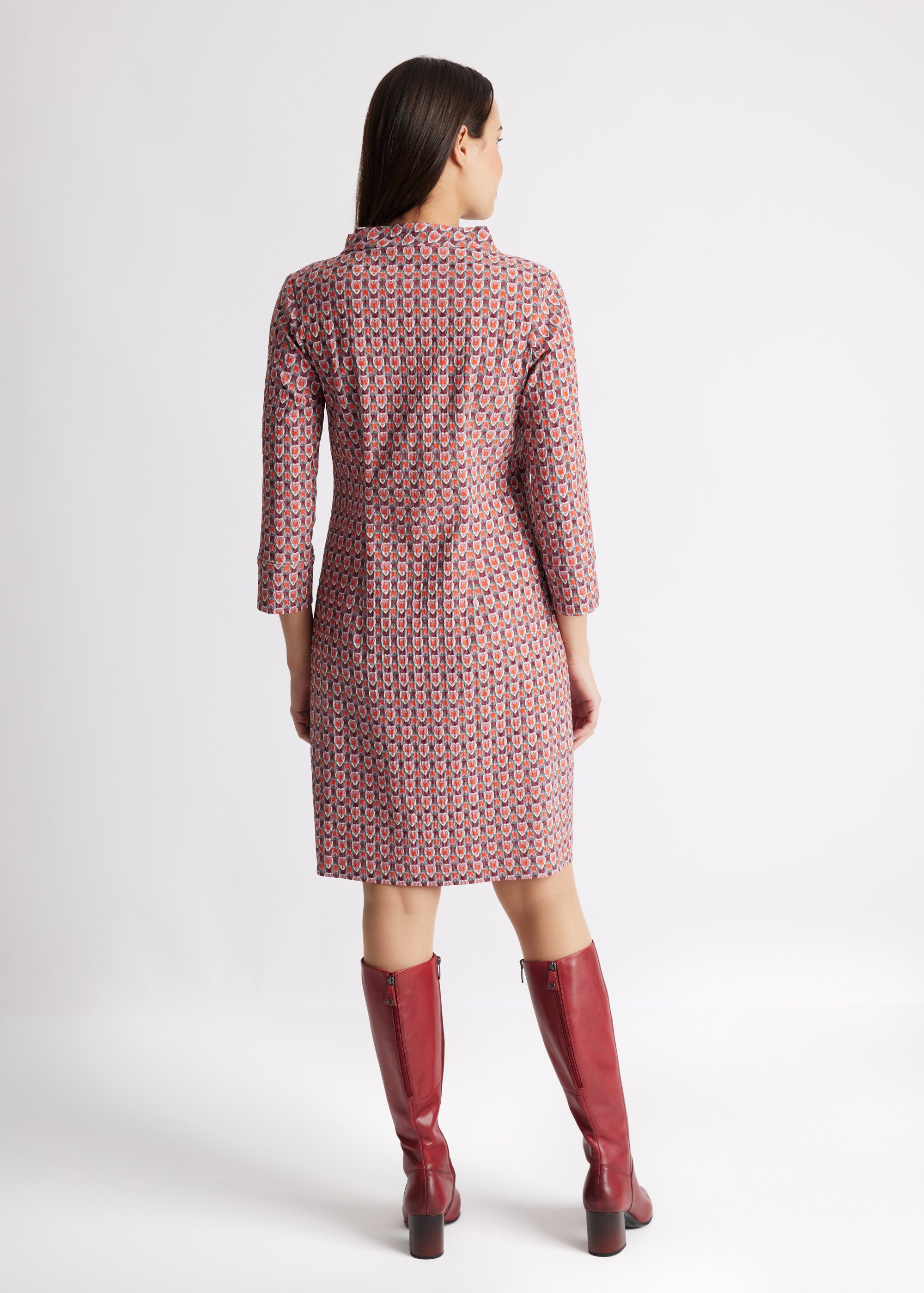 Schmales Kleid ELNYRA in Knielänge mit Rundhalsauschnitt, Knöpfen an der Schulter, Ärmeln in 3/4-Länge und orangefarbenem Muster
