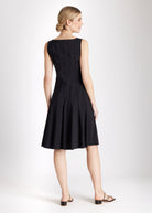 Knielanges, ärmelloses Kleid Mexico mit Biesen und tailliertem Schnitt in Schwarz 