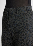 Legere Hose NILEO mit Knopf, Reißverschluss, Gürtelschlaufen, Eingrifftaschen, weitem Bein und Leomuster in Khaki