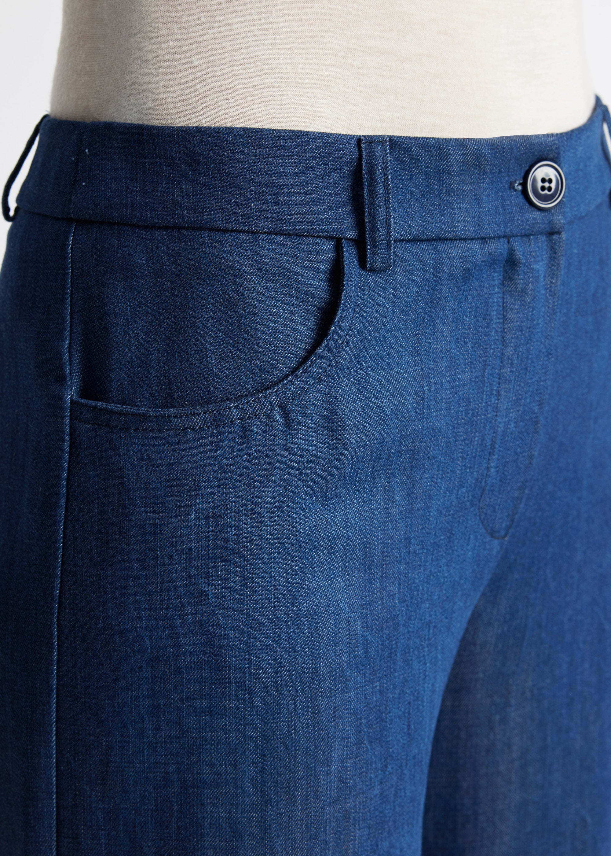Weite Hose NAJEANS mit Knopf, Reißverschluss, Gürtelschlaufen, Eingrifftaschen und weitem Bein in Dunkelblau