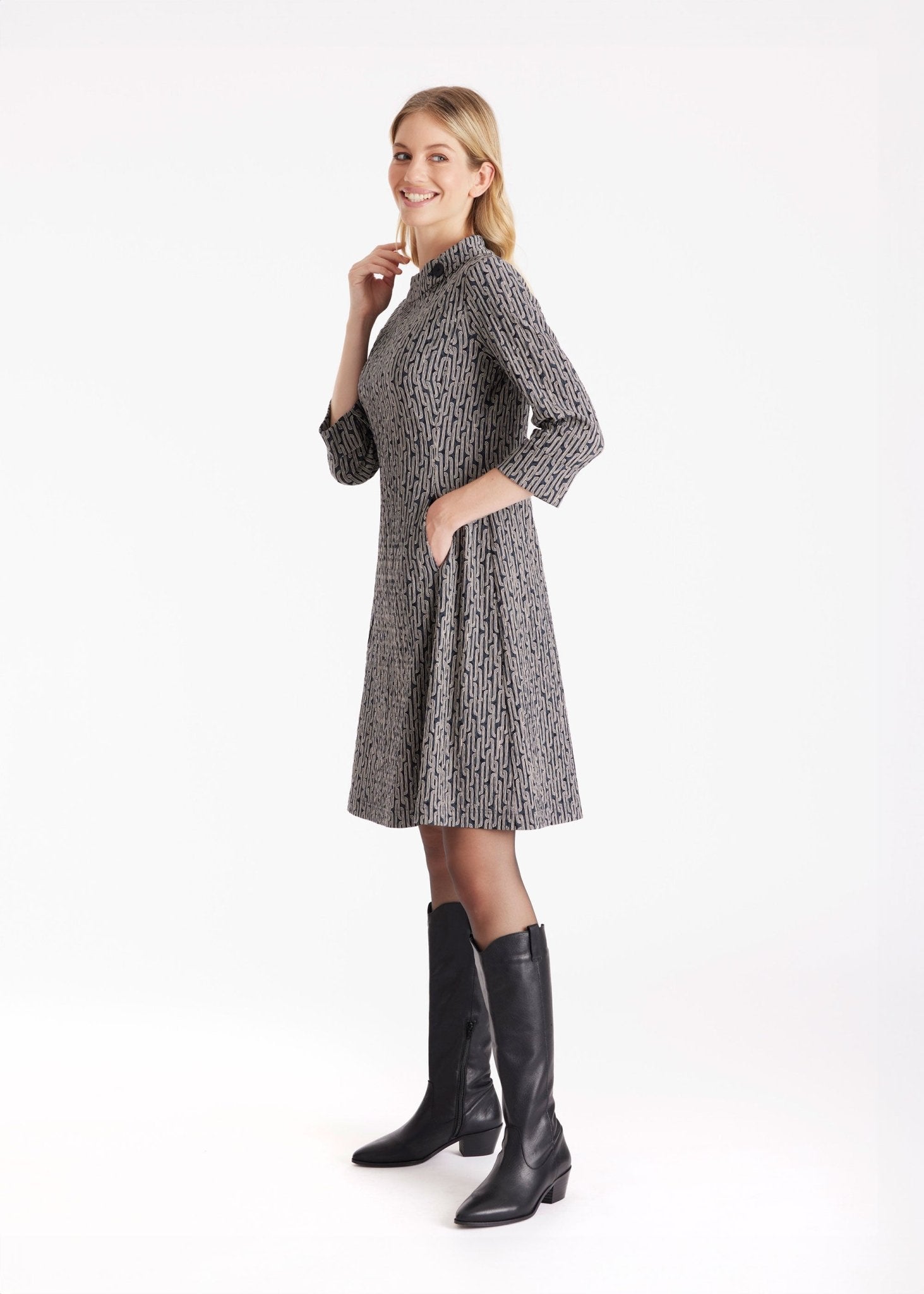 Ausgestelltes Kleid EMOLIA mit Stehkragen - FOX'S - Fashion