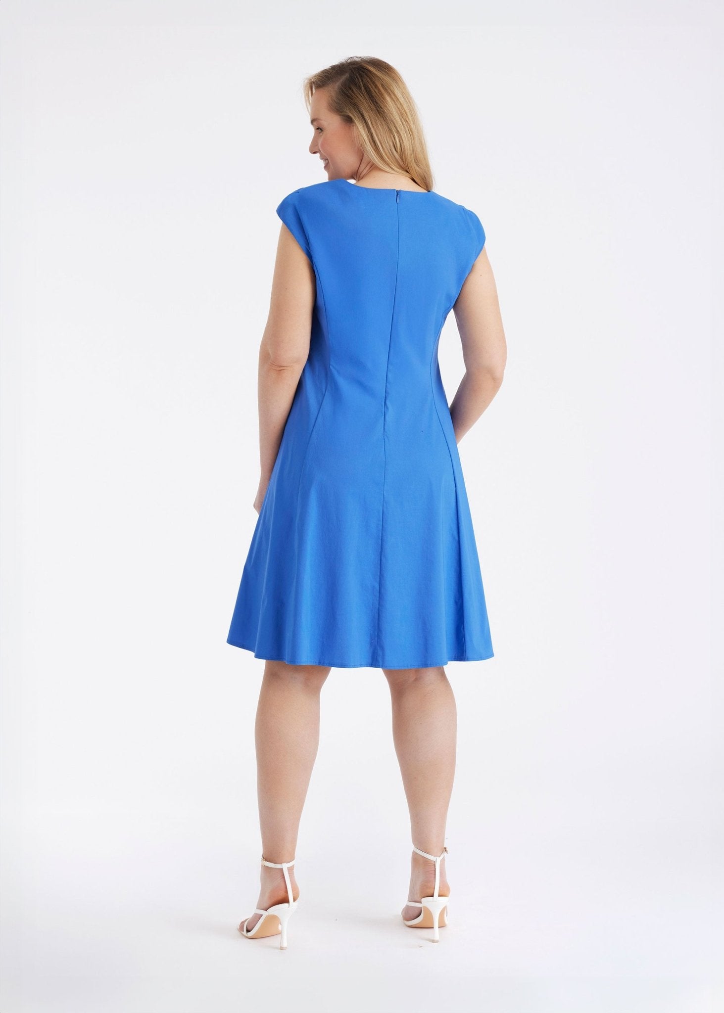 Ausgestelltes Kleid MUNGA mit V - Ausschnitt und kurzem Arm - FOX'S - Fashion