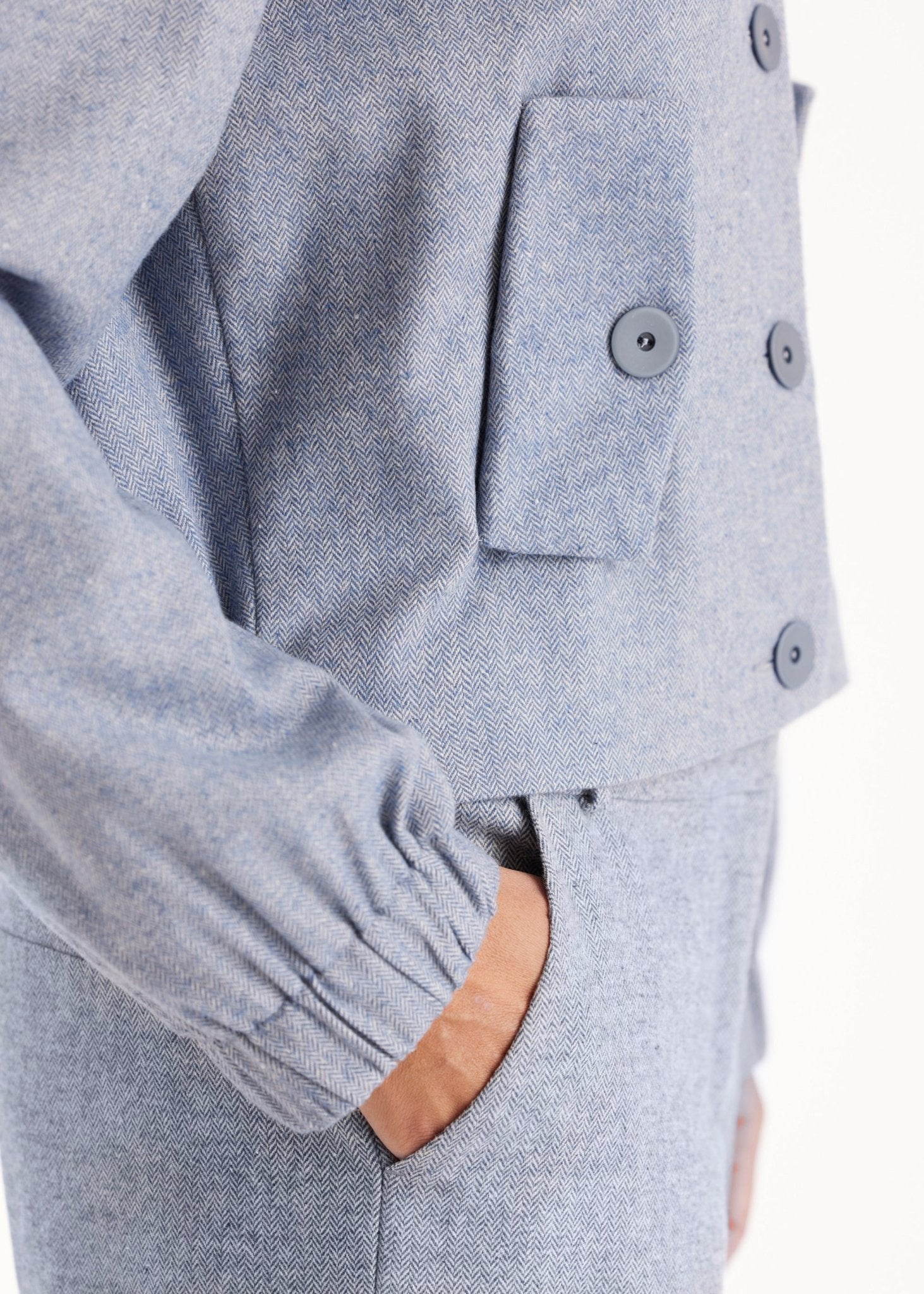 Blouson-Jacke YIJIRI mit Kragen, Knopfleiste und schrägen Taschen in Blau