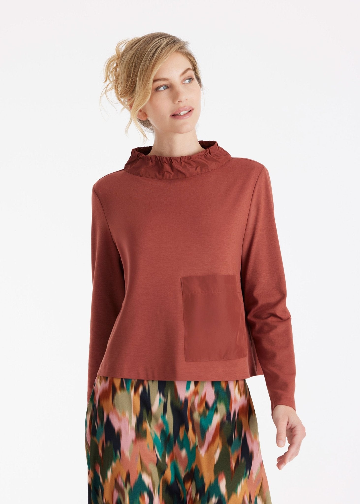 Langarm Bluse GYGATO mit Stehkragen und vorne seitlich aufgesetzter, großer Tasche in Braun