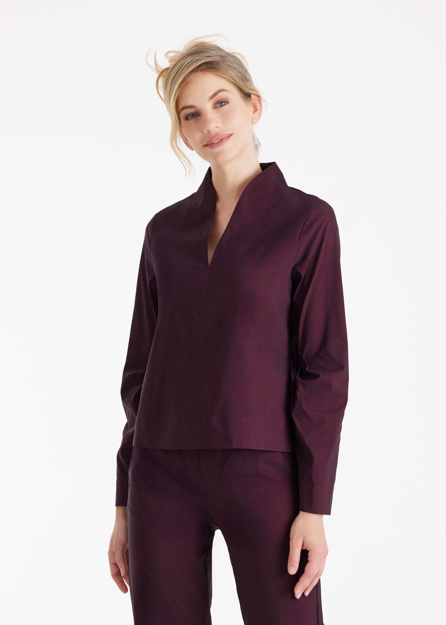 Bluse JIBRYX mit kleinem Stehkragen, V-Ausschnitt und langen Armen in Dunkelrot