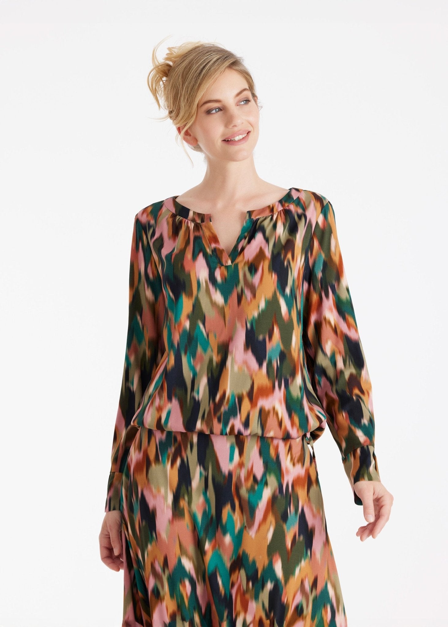 Bluse NABLOY mit Rundhals, kleinem V-Ausschnitt, langen Armen und mehrfarbigem Blumenmuster