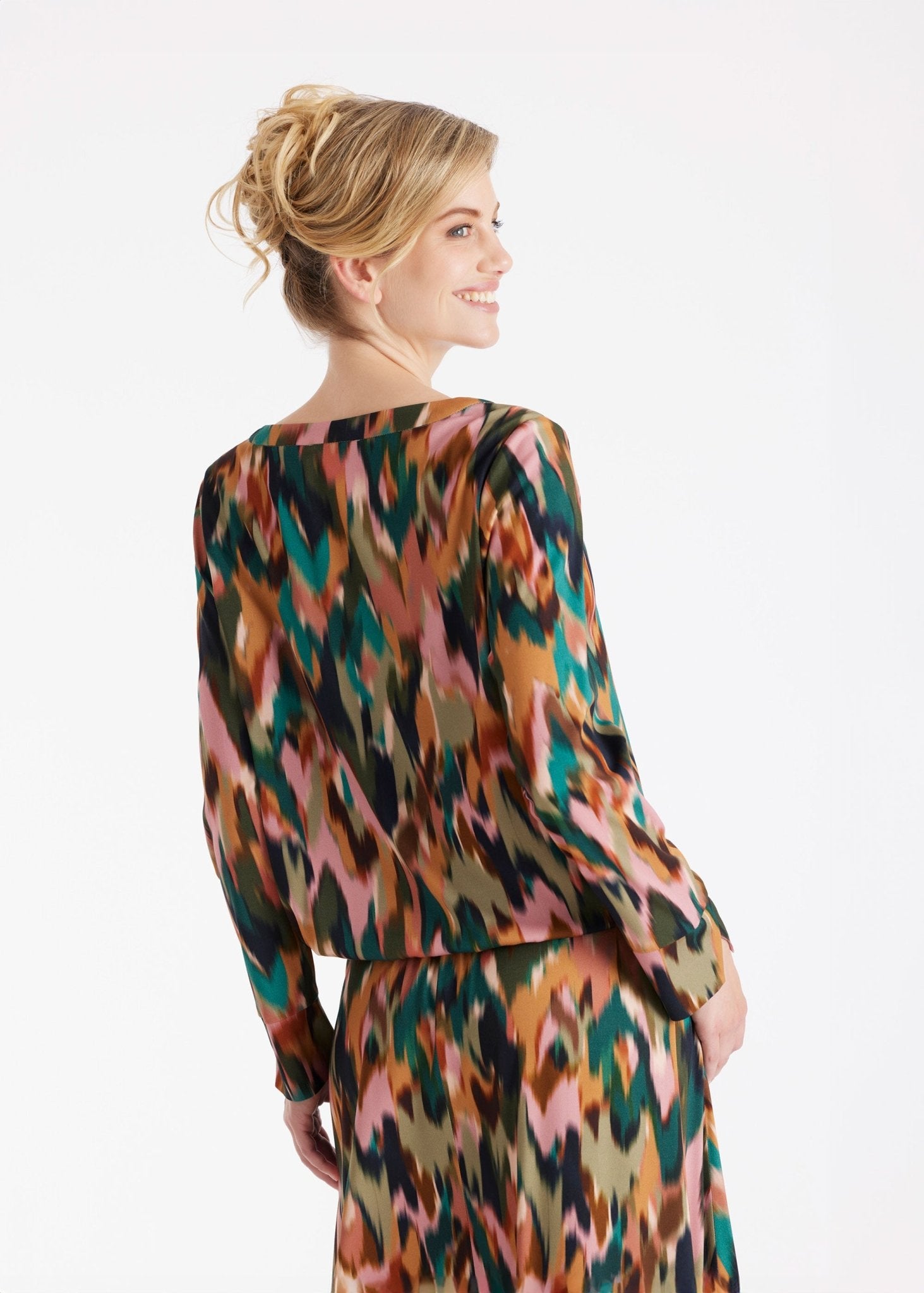 Bluse NABLOY mit Rundhals, kleinem V-Ausschnitt, langen Armen und mehrfarbigem Blumenmuster