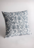 Gewebte Dekokissenhülle EVELIN in Größe 50x50 cm aus edlem Jacquard-Stoff mit dunkelblauem Pfauen-Muster