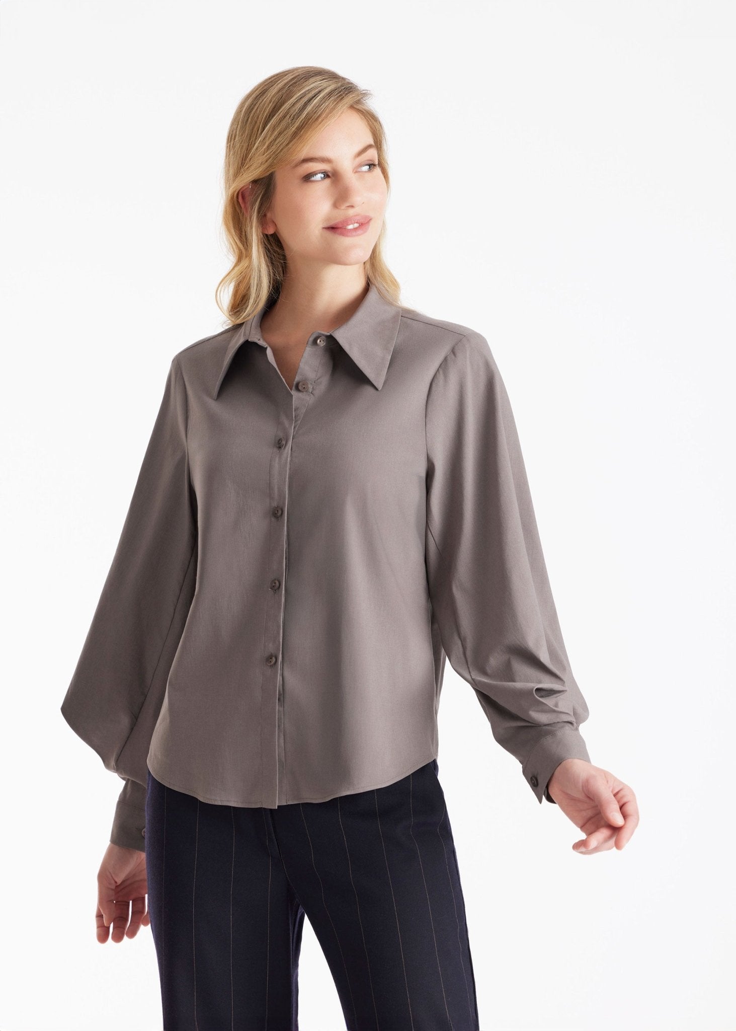 Bluse BLUSIA mit Hemdkragen, durchgehender Knopfleiste und langen, weiten Armen in Grau