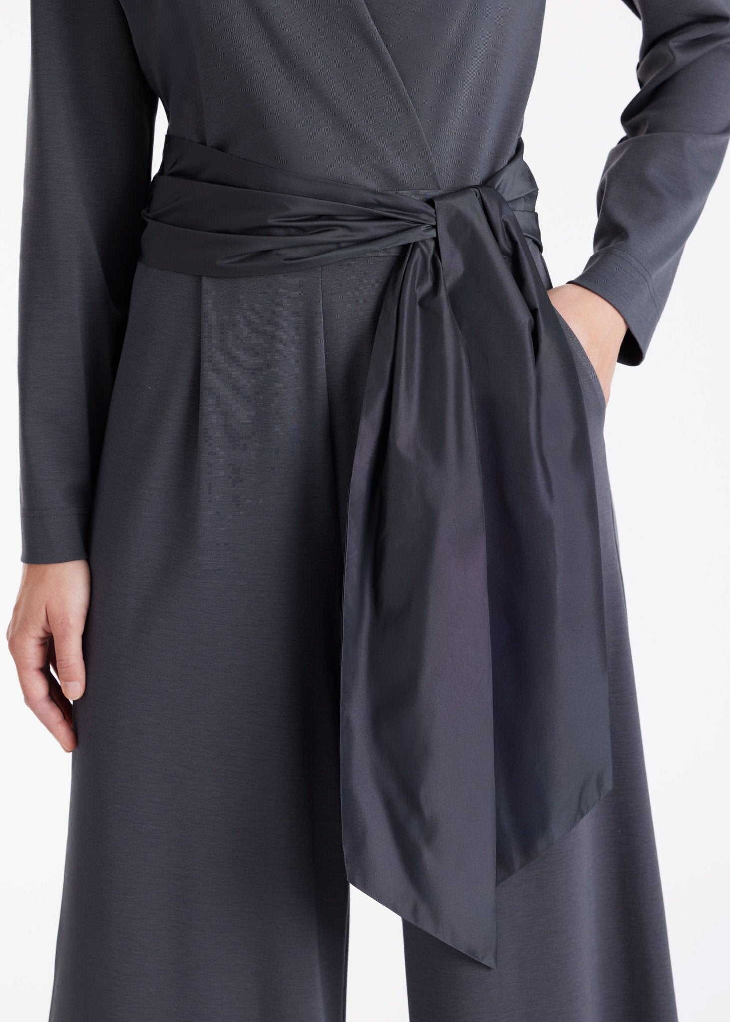 Jumpsuit GUMPSUI mit V-Ausschnitt in Wickeloptik, weitem Bein und Bindegürtel in der Taille in Grau