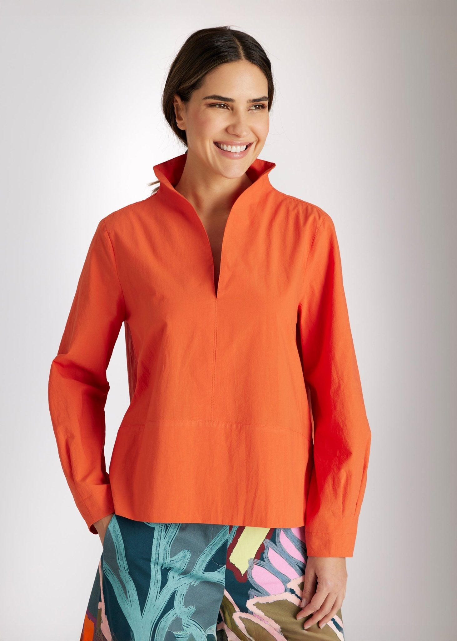 Bluse BLYZANTIS mit Kelchkragen, langen Ärmeln und kastiger Form in Orange