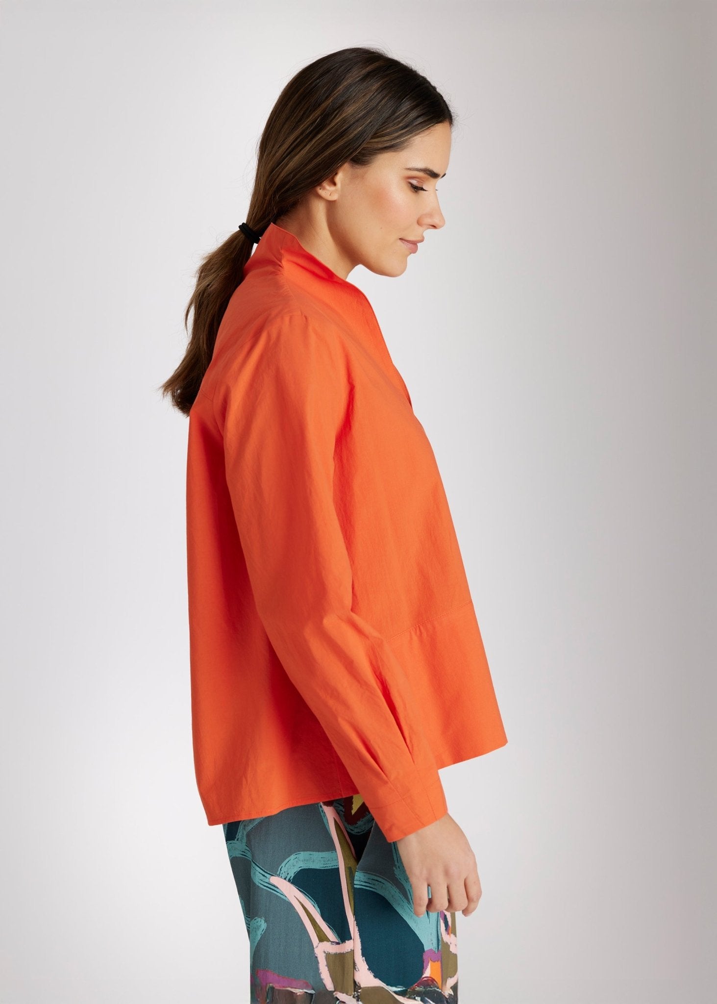 Bluse BLYZANTIS mit Kelchkragen, langen Ärmeln und kastiger Form in Orange