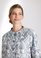 Kurze, kastige Jacke ELOSIA mit Rundhalsausschnitt, Knopfleiste und 3/4-Ärmeln in blauem Jacquard