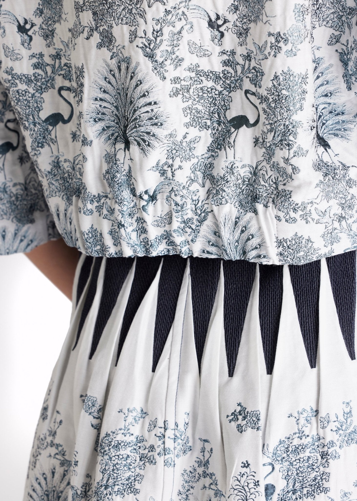 Kurze, kastige Jacke ELOSIA mit Rundhalsausschnitt, Knopfleiste und 3/4-Ärmeln in blauem Jacquard