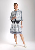 Kurze, kastige Jacke ELOSIA mit Rundhalsausschnitt, Knopfleiste und 3/4-Ärmeln in blauem Jacquard