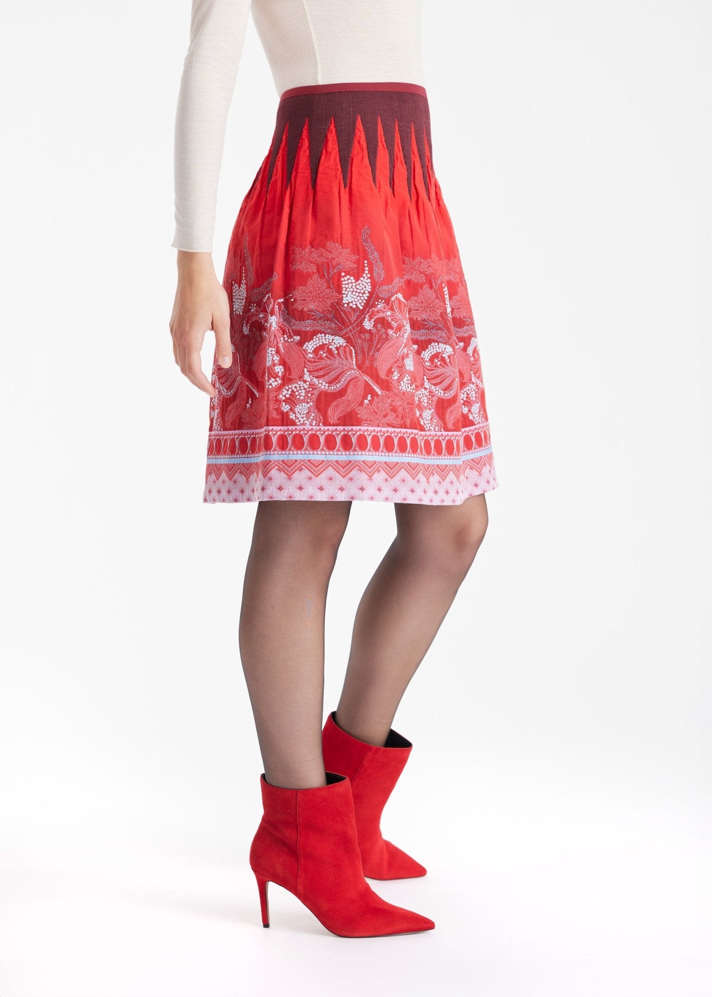 Kurzer Rock LACROS-W mit Gummibund und abstraktem Muster in Rot