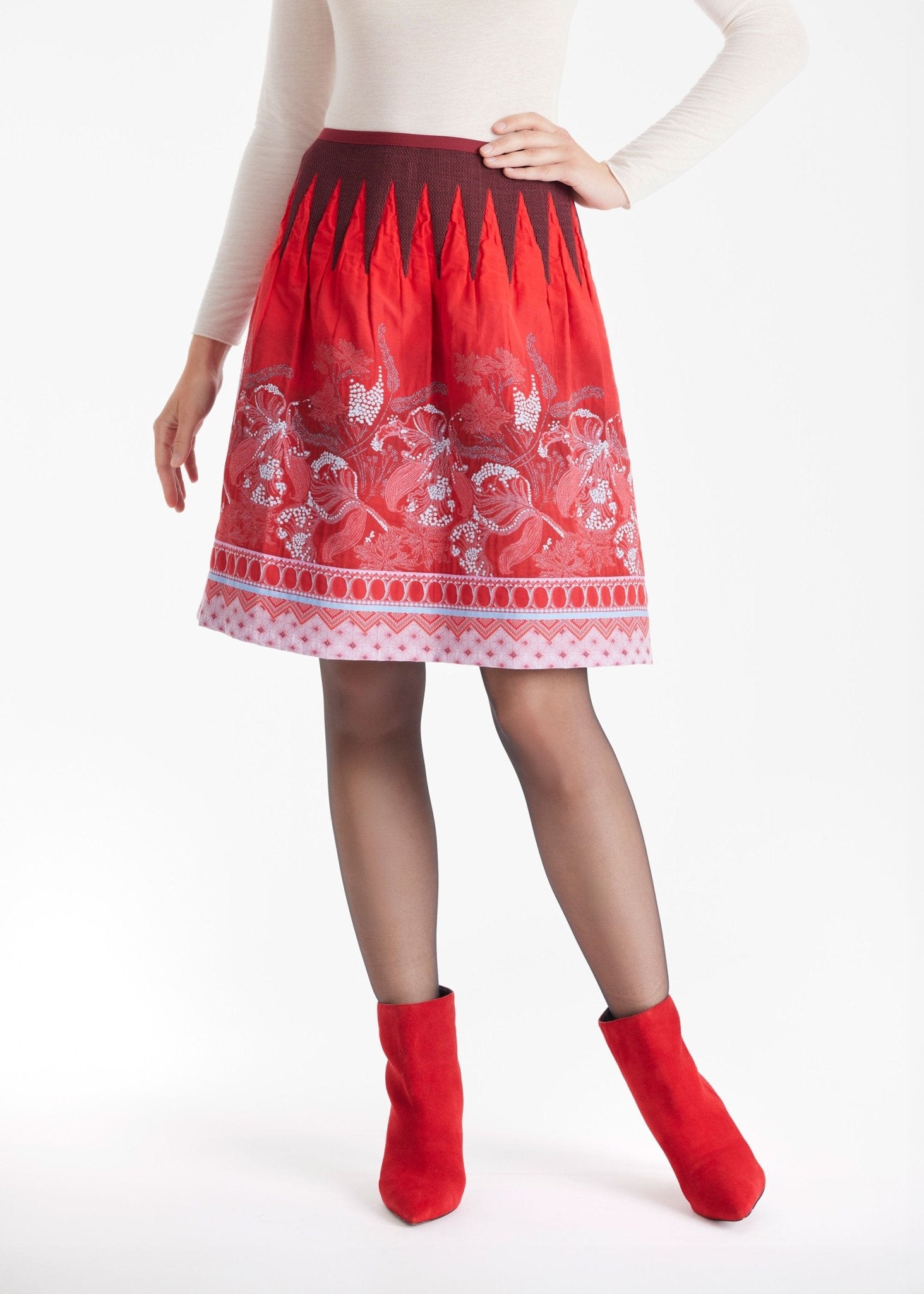 Kurzer Rock LACROS-W mit Gummibund und abstraktem Muster in Rot