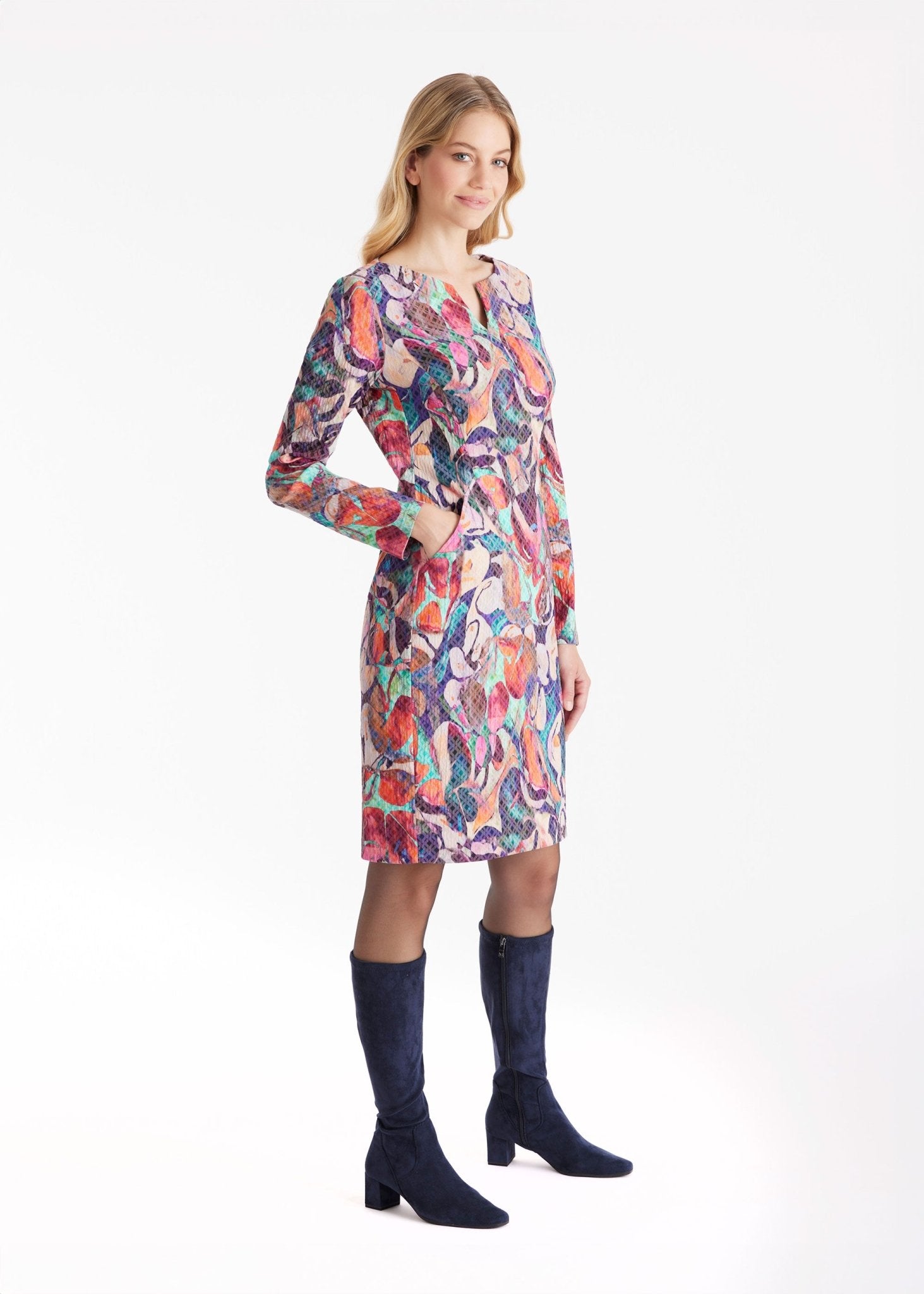 Kurzes Etuikleid EGENIA mit V-Ausschnitt, langen Armen und mehrfarbigem, abstraktem Blumenmuster