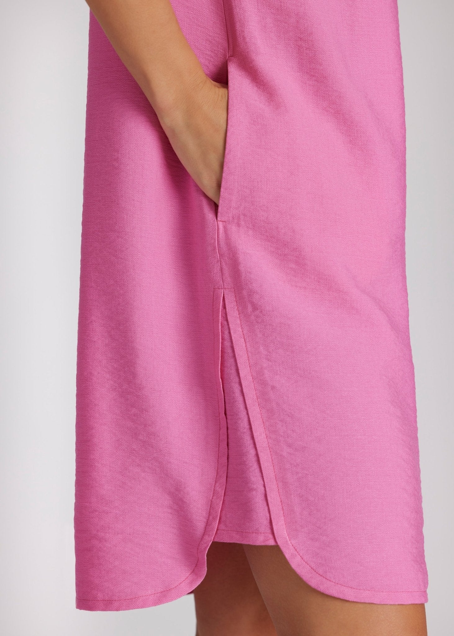 Kurzes Kleid NUVARIS mit kurzen Ärmeln, seitlichen Eingrifftaschen und abgerundetem Saum in Pink