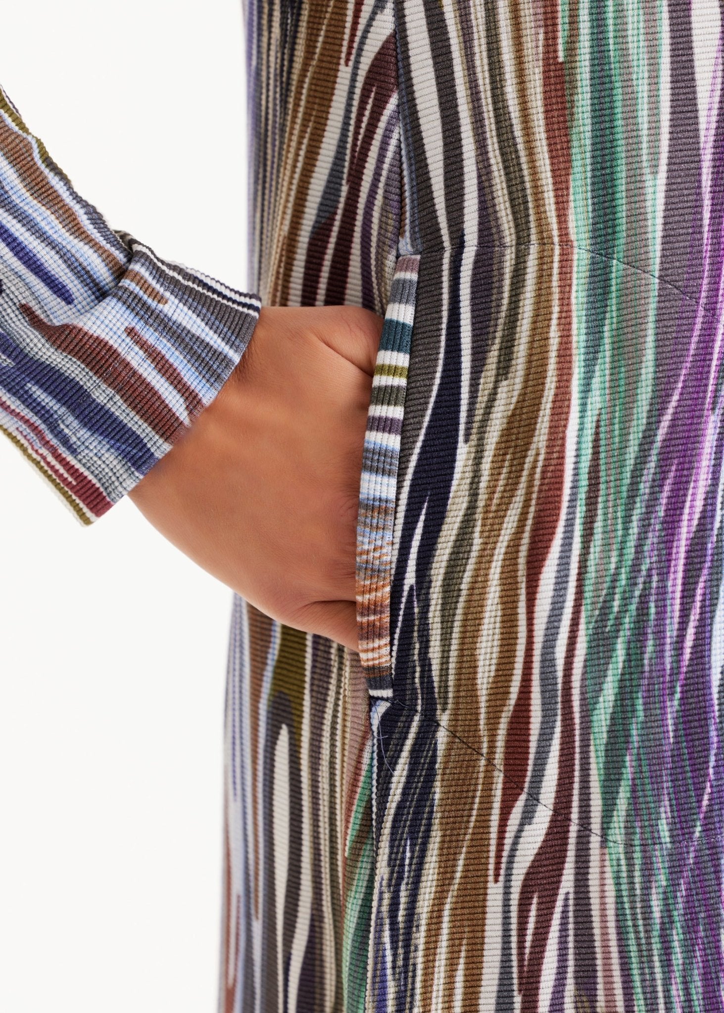 Kurzes Kleid ARAPA mit V-Ausschnitt, langen Armen und mehrfarbigem Muster in Blau- und Violetttönen