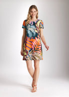 Kurzes Kleid DEFADO mit Rundhalsausschnitt, kurzen Ärmeln, A-Linien-Form und mehrfarbigem, floralem Print