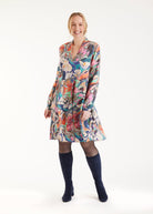 Kurzes Kleid DYRA mit V-Ausschnitt, langen Armen und mehrfarbigem, abstraktem Blumenmuster