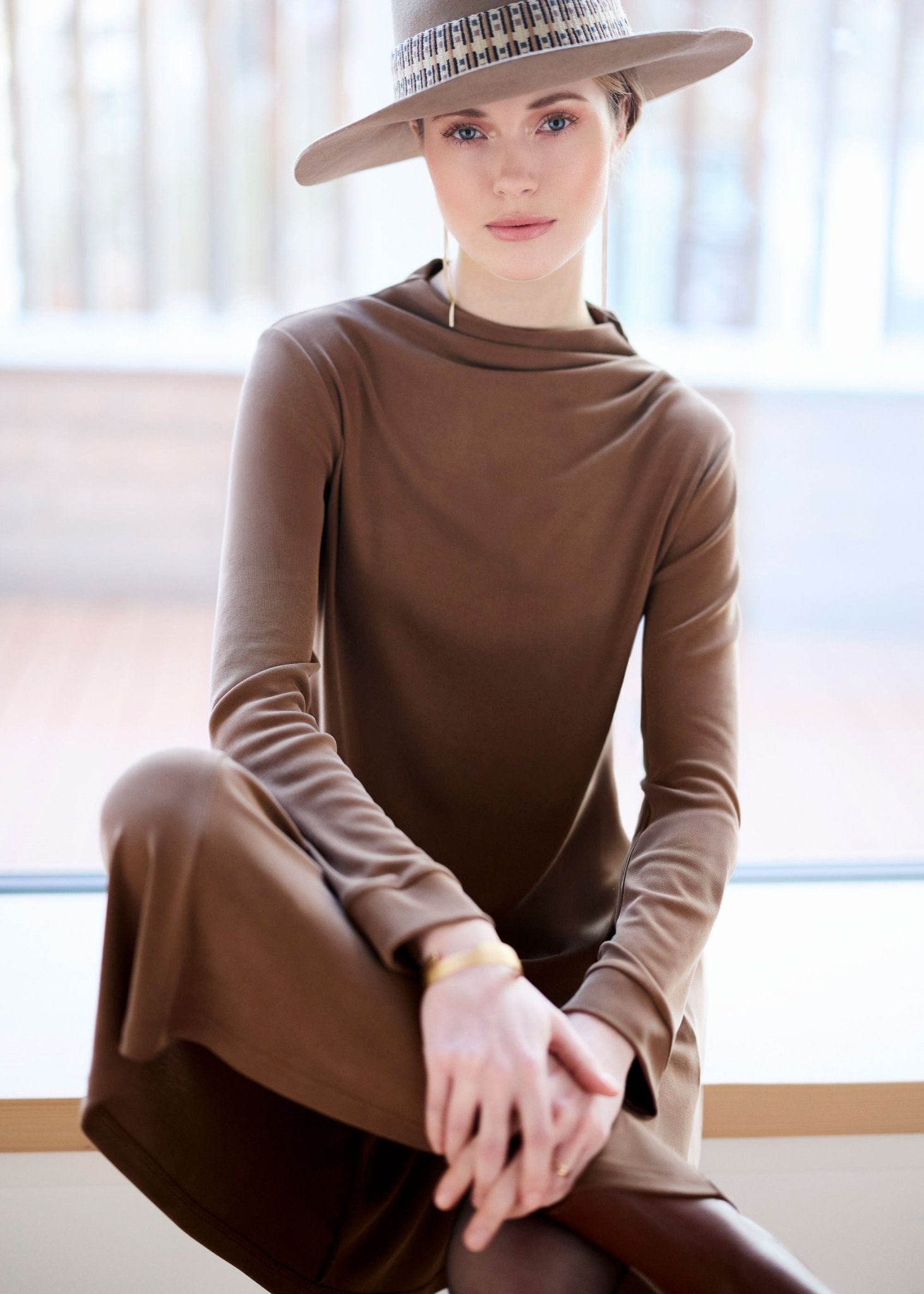 Kurzes Kleid MUDRESSE mit hohem Kragen - FOX'S - Fashion