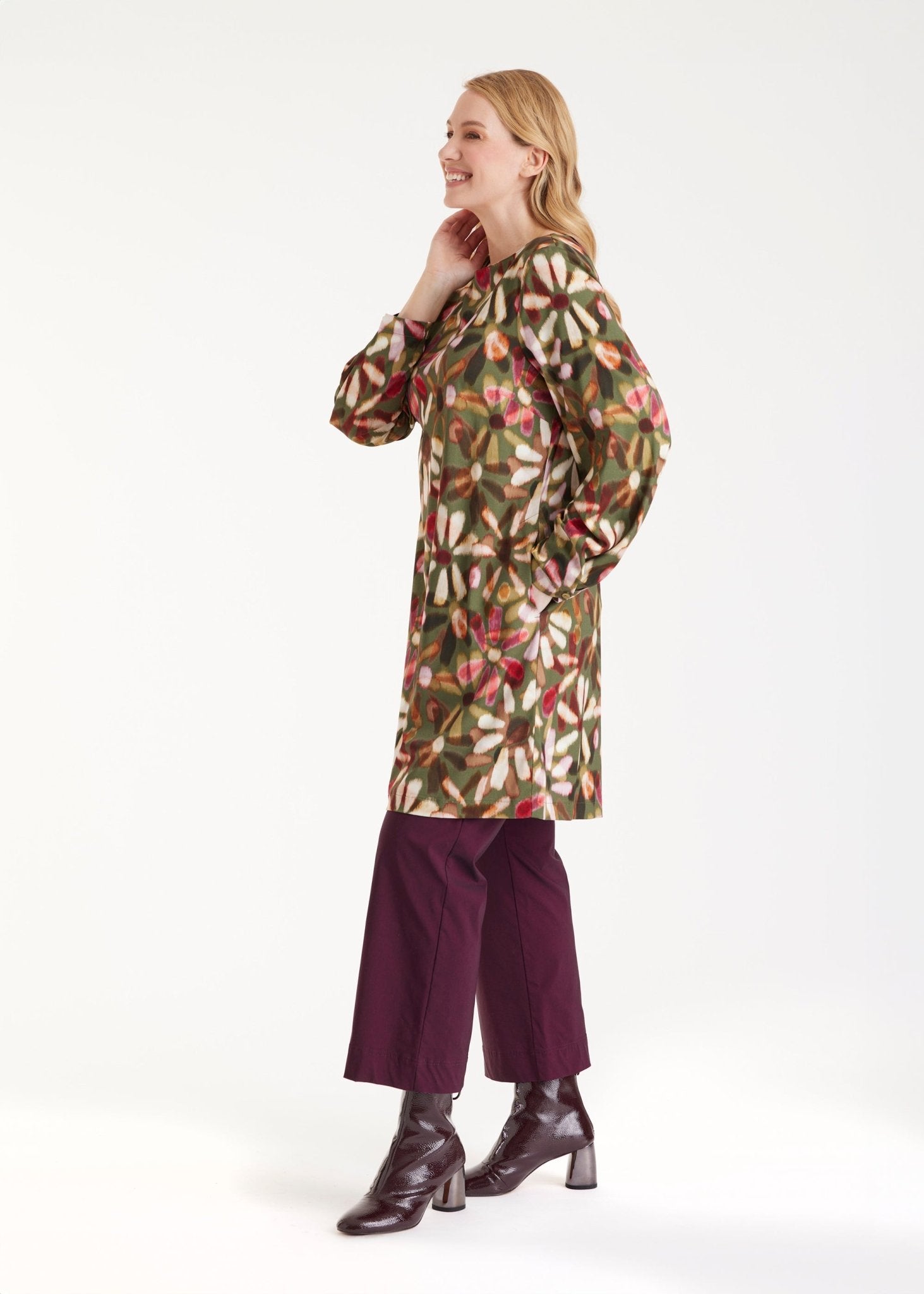 Kurzes Kleid NABYLIA mit U-Boot-Ausschnitt, langen Armen und mehrfarbigem Blumenmuster