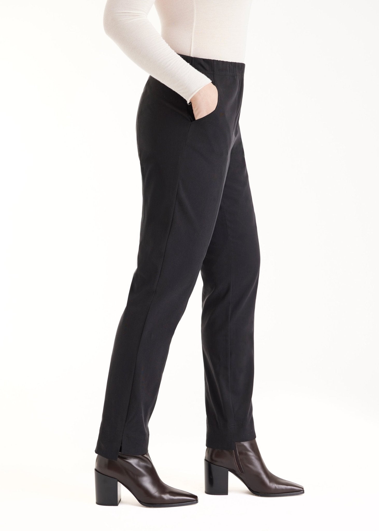 Lange Hose RISTRA mit schmalem Bein und Eingrifftaschen in Schwarz