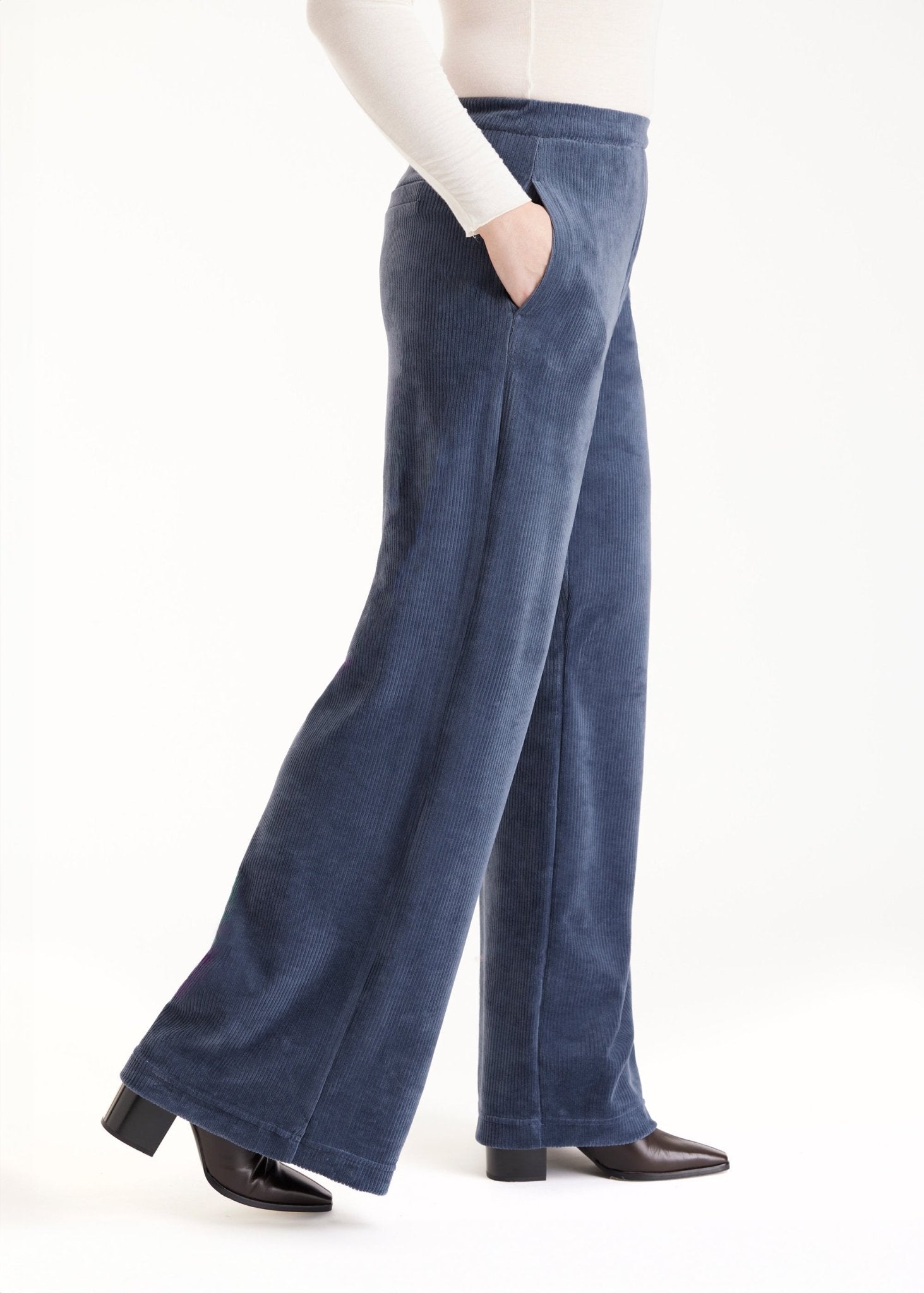 Hose WACORHO aus Cord mit lockerem Bein und Eingrifftaschen in Blau