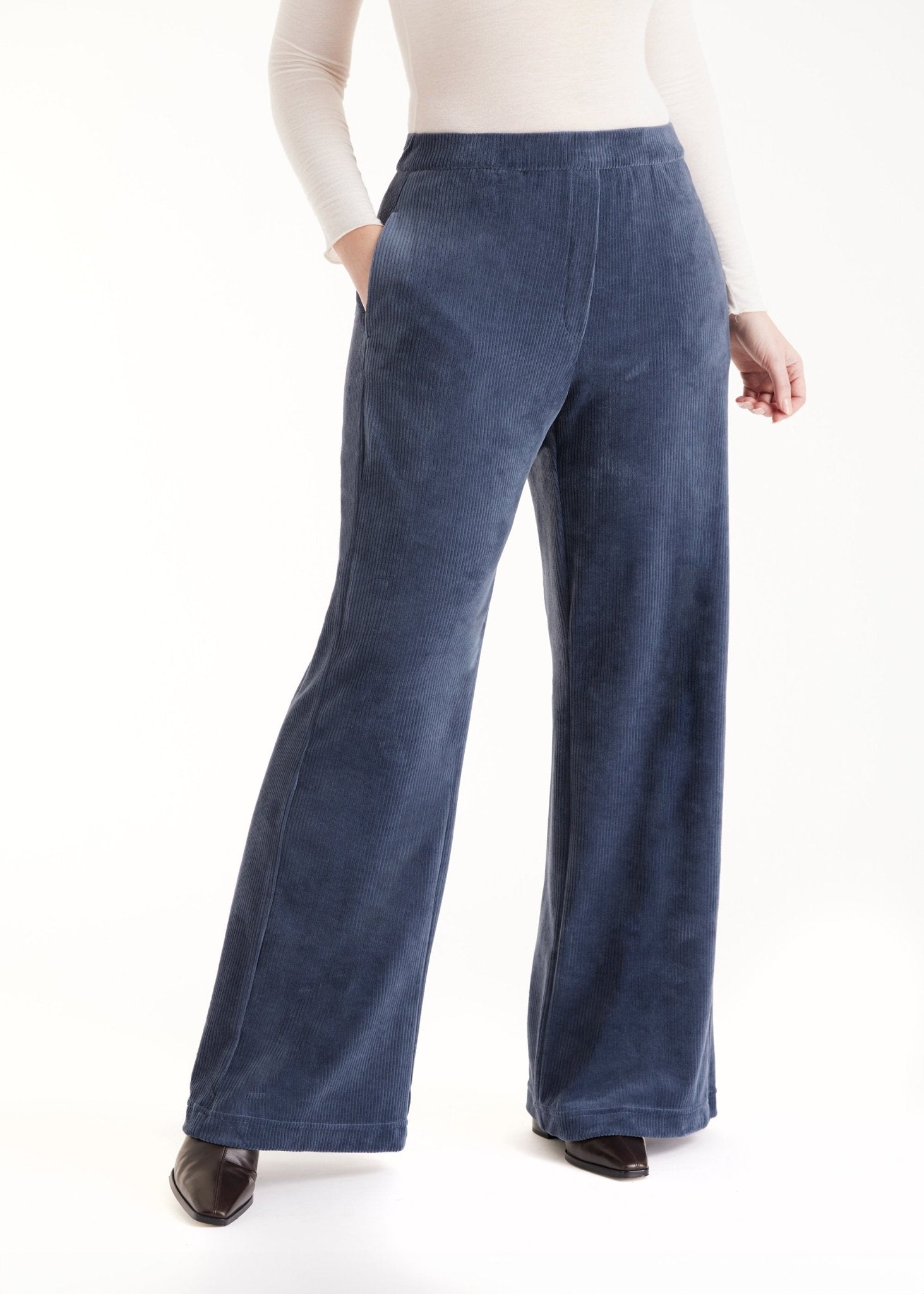 Hose WACORHO aus Cord mit lockerem Bein und Eingrifftaschen in Blau