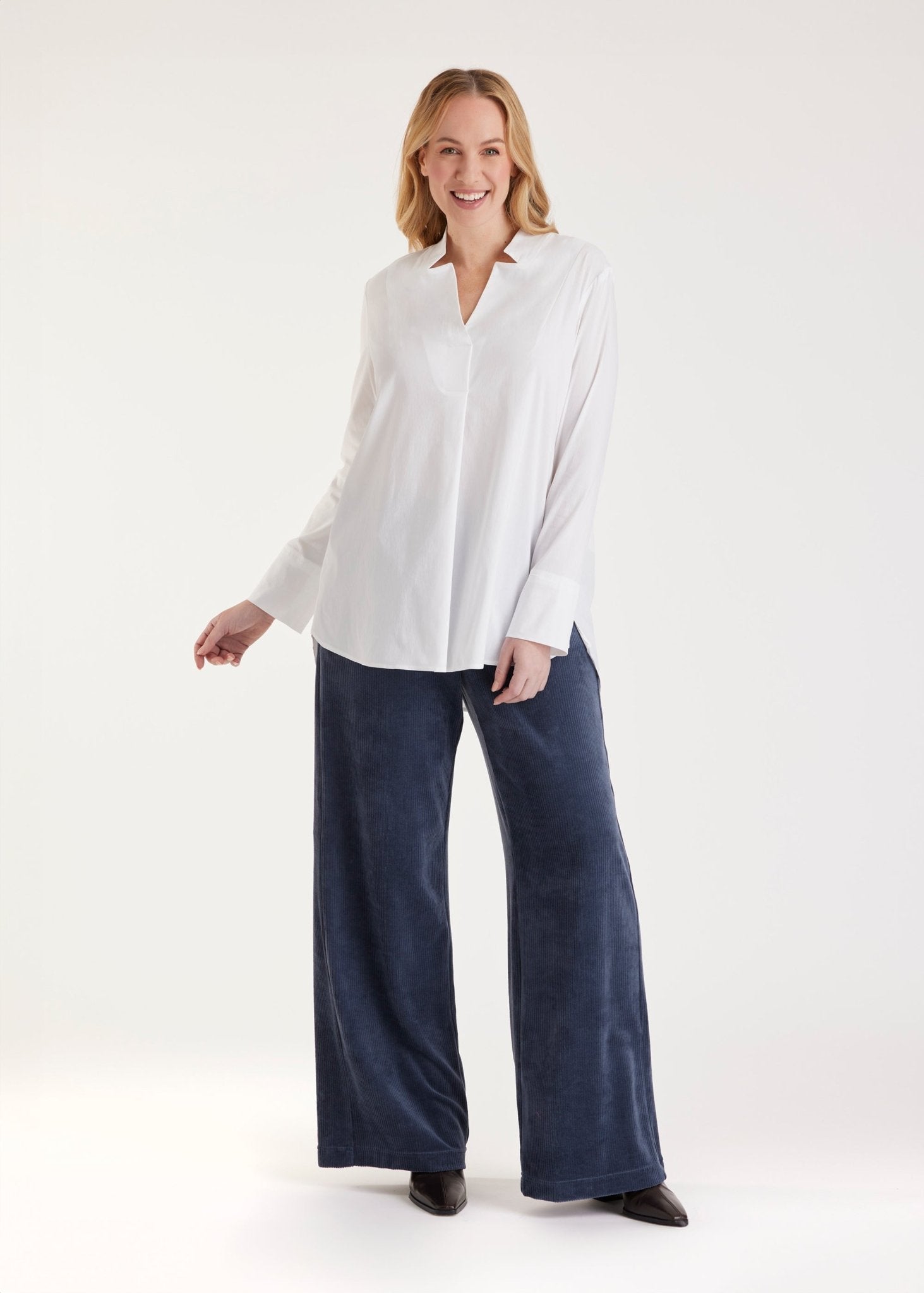 Hose WACORHO aus Cord mit lockerem Bein und Eingrifftaschen in Blau