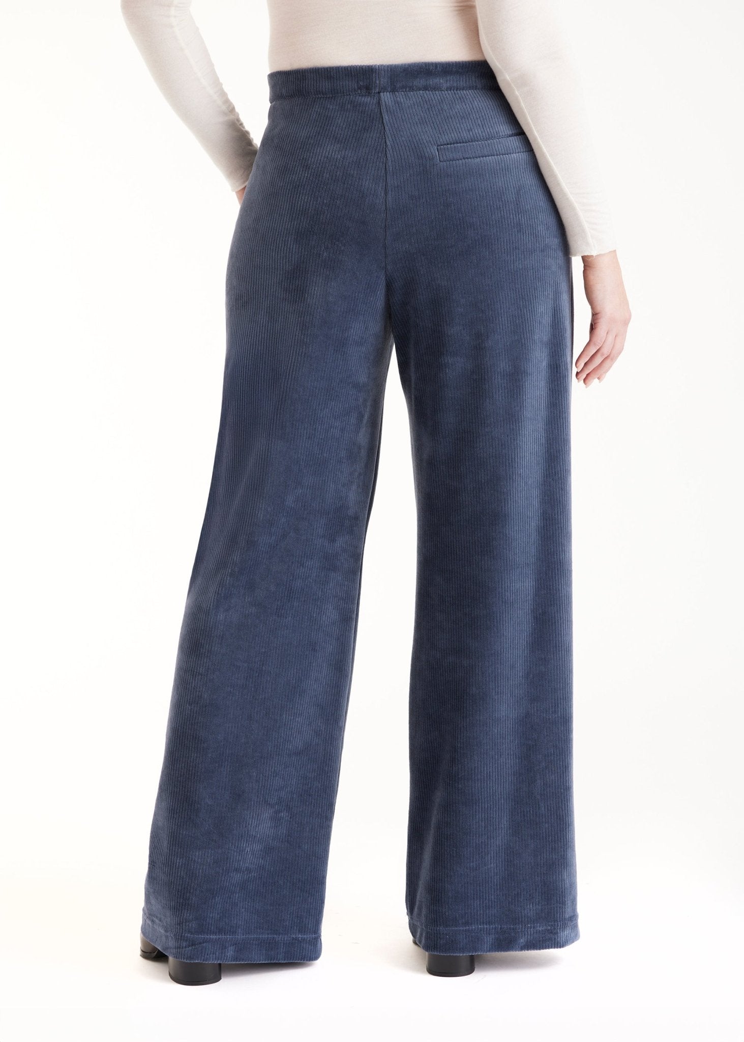 Hose WACORHO aus Cord mit lockerem Bein und Eingrifftaschen in Blau