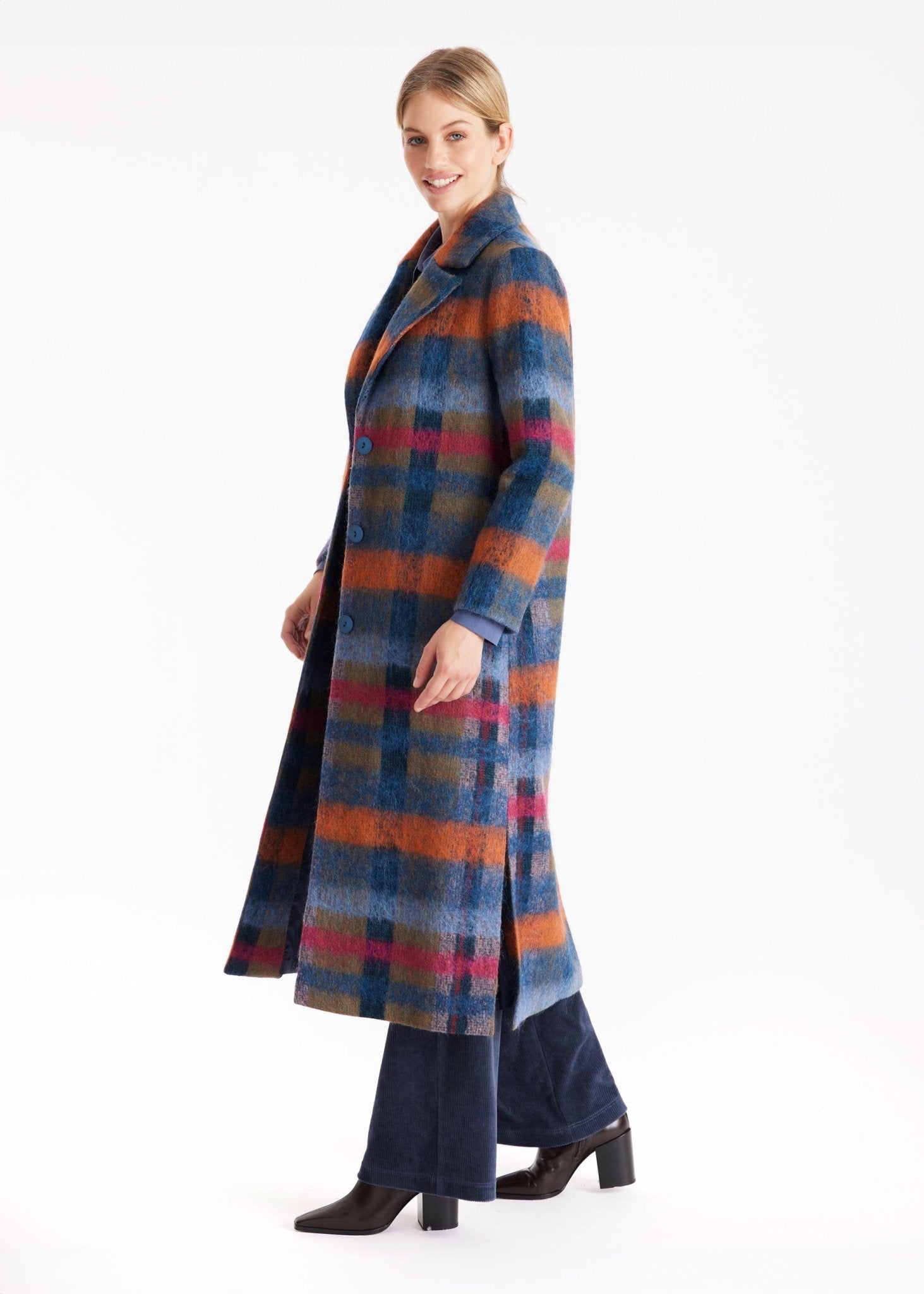 Langer Mantel ZUQUIT mit Revers, Knopfleiste und Karomuster in Blau, Orange und Pink