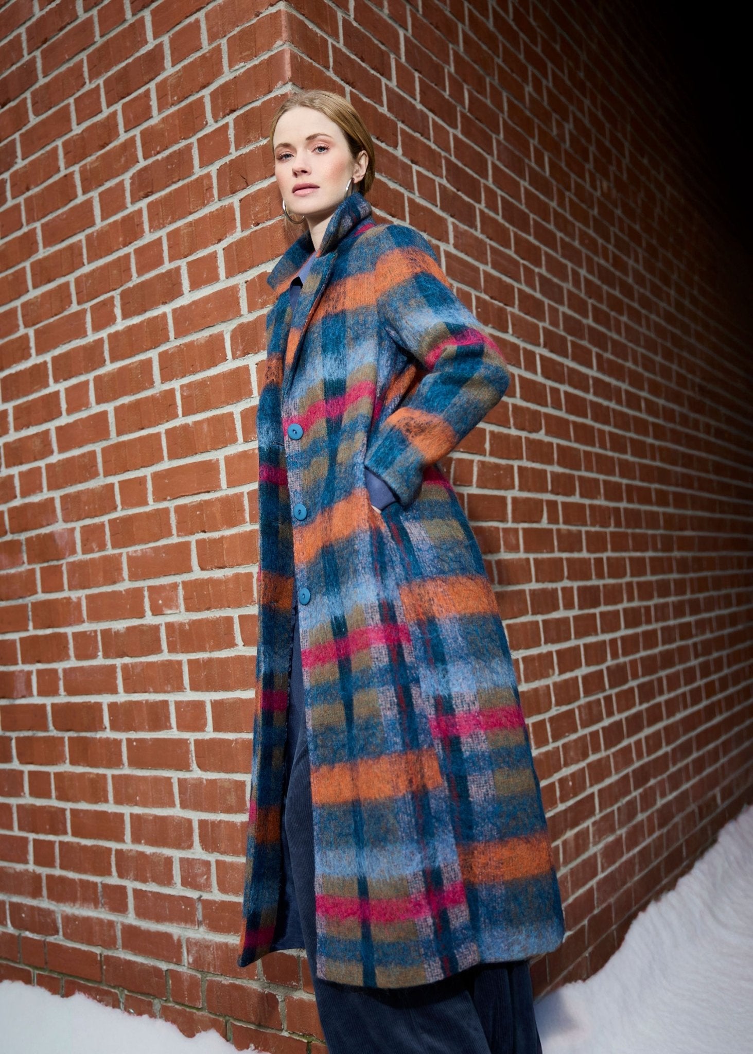 Langer Mantel ZUQUIT mit Revers, Knopfleiste und Karomuster in Blau, Orange und Pink