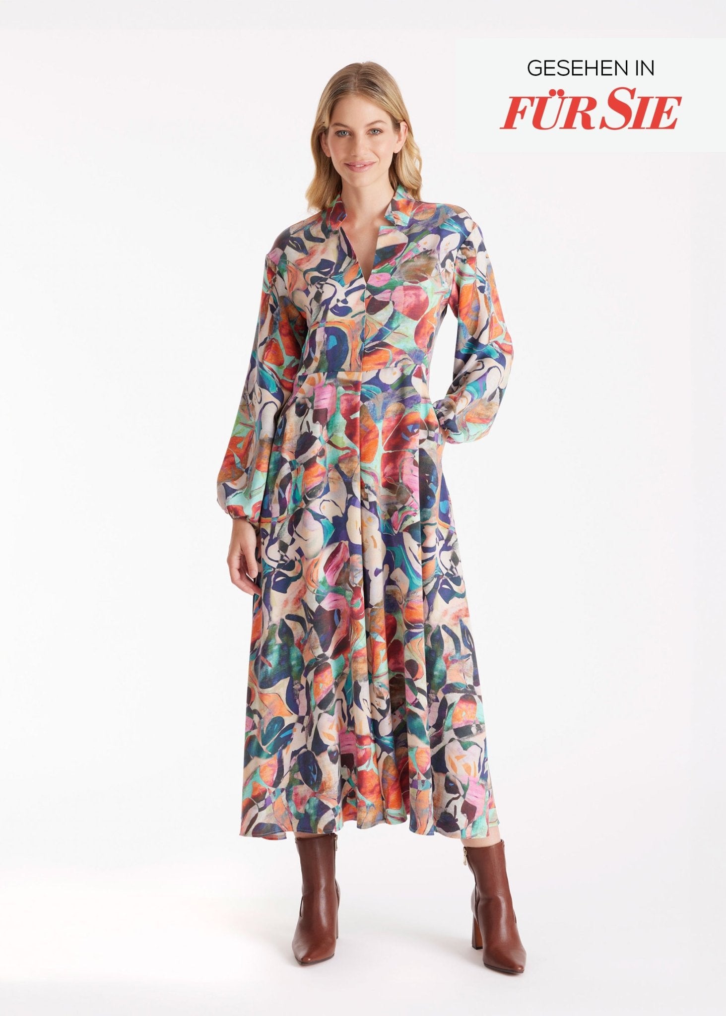 Langes Kleid DYOTI mit langen, weiten Armen, V-Ausschnitt und mehrfarbigem Muster