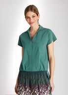 Bluse BLUFFIE mit Kragen und V-Ausschnitt, kurzen Ärmeln und Tunnelzug am Saum in Grün